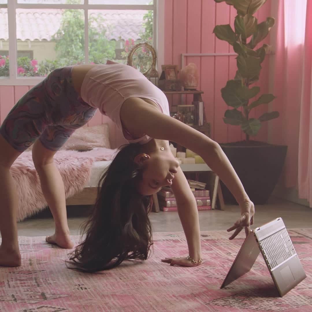 HP（ヒューレット・パッカード）のインスタグラム：「Hang However With An x360. HP x360 laptops are made with a 360° hinge, so you can flip them into any position, for whatever pose you might find yourself in. #KeepReinventing [link in bio]」