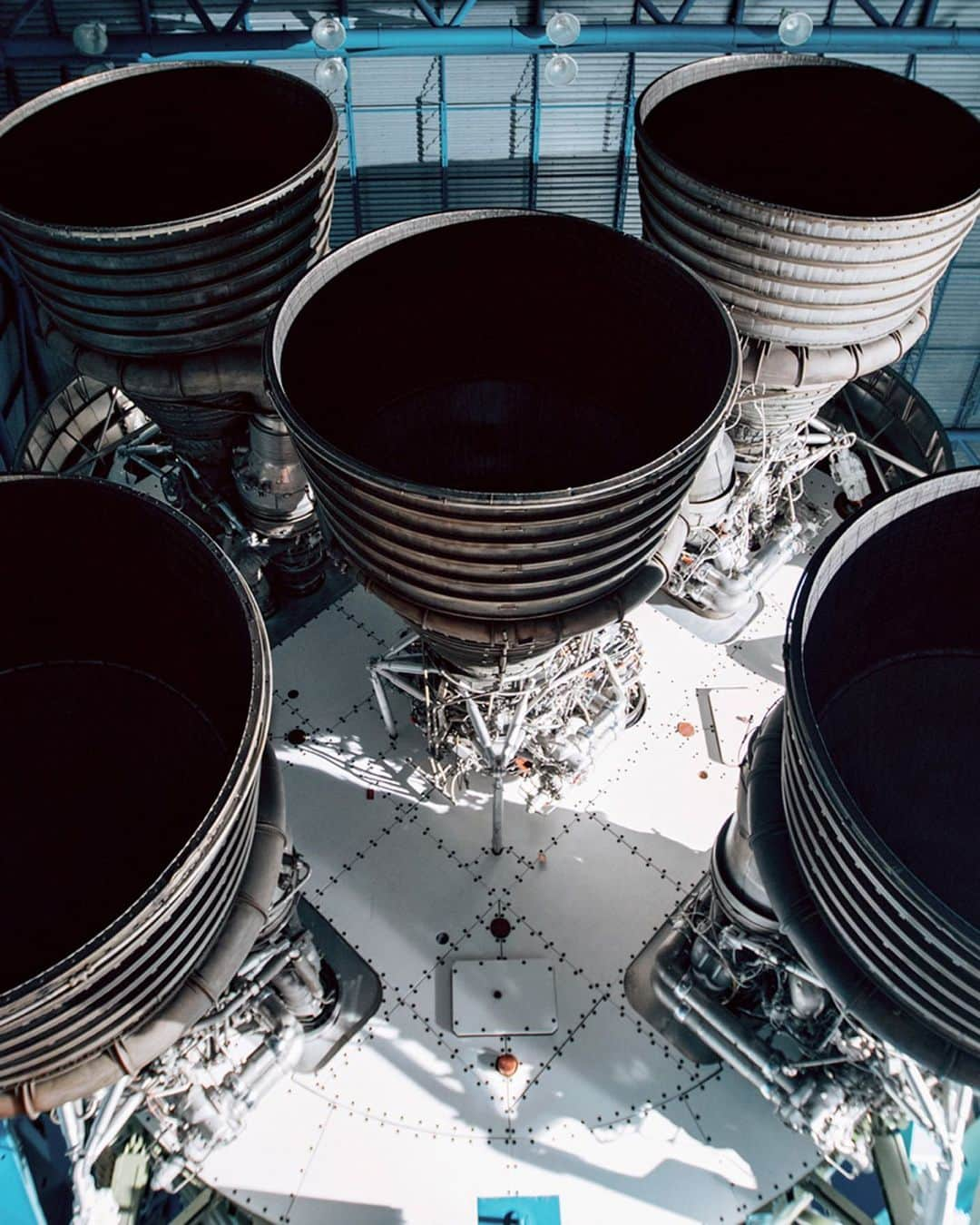 オメガさんのインスタグラム写真 - (オメガInstagram)「#Moonwatch Impressive and powerful! The original Saturn V at Kennedy Space Center.」7月1日 23時54分 - omega