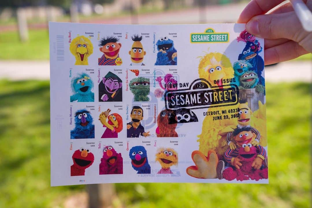 セサミストリートさんのインスタグラム写真 - (セサミストリートInstagram)「Celebrate our 50th anniversary with special Sesame Street stamps! Purchase today at your local US Postal Service location! #ThisIsMyStreet」7月1日 23時54分 - sesamestreet