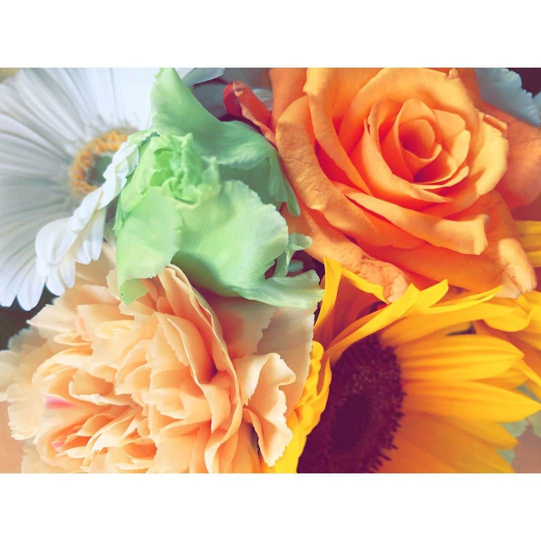 浅田梨奈さんのインスタグラム写真 - (浅田梨奈Instagram)「感謝と元気🌻 のイメージでプレゼント💐  お花をプレゼントするのも されるものうれしいこと🌼 #プロボウラー #浅田梨奈 #flower #バラが好き」7月1日 23時55分 - asdrn528