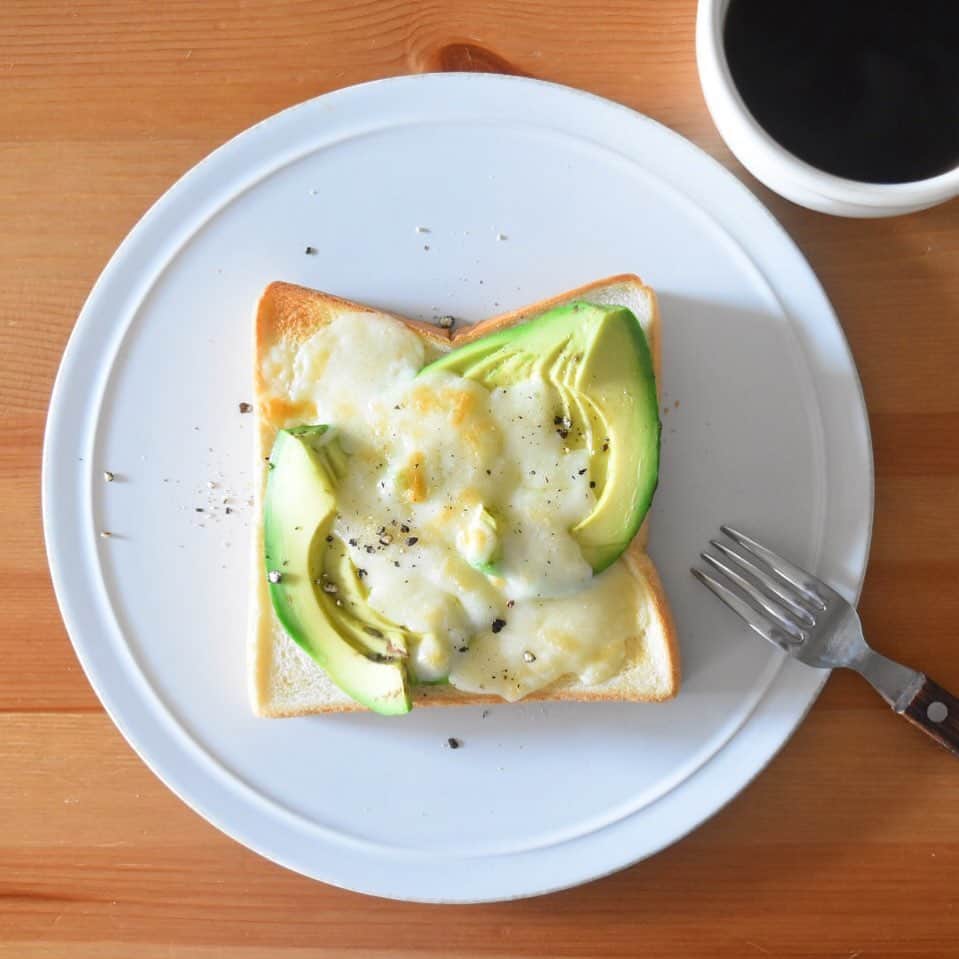 山崎佳のインスタグラム：「Today’s breakfast. アボカドチーズ。  今日はやってしまいました。恐怖のオムツ洗濯。子ども2人のご飯もお風呂も終わって、さあ次は洗濯干すかと洗濯機あけたら、中は吸水ポリマー地獄…！マジか…！ティッシュ洗濯よりひどい…！しかも夫は夜勤でいない…！ 子ども寝かしつけの後に、保育園での着替え含む4人分の洗濯を一枚一枚パタパタして、洗濯機の中掃除して、また洗濯して…。時間もだけど、精神的ダメージがひどい(泣)。」