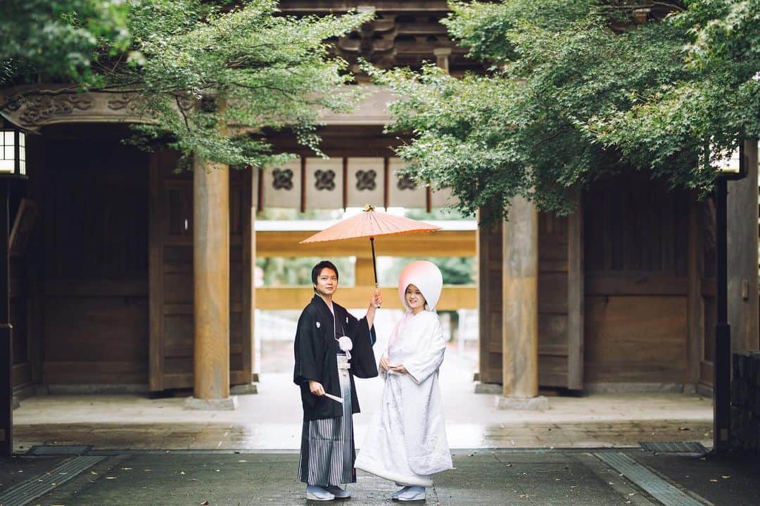 juno_jinjakonさんのインスタグラム写真 - (juno_jinjakonInstagram)「*﻿ 雨が残る神社もまた、美しく。 これからのふたりの人生にも、多くの恵みが降り注ぐよう、願うような気持ちになります。 .﻿ . 【JUNO神社婚相談会﻿】 毎週月・木・土・日 10時～18時﻿﻿ JUNO天神本店、JUNO熊本店にて神社相談会を行っております。﻿﻿ ※予約制になります。﻿﻿ ・白無垢、色打掛合わせのご案内﻿﻿ ・プランご説明　（プラン12万円～）﻿﻿ ・当日までの流れ﻿﻿ ・当日神社でのサポート内容﻿﻿ ・お食事のご案内﻿﻿ etc... 何でもご相談下さい。﻿﻿ △ご予約方法△﻿﻿ @juno_jinjakon ホーム画面のURL﻿﻿ よりお待ちしております。﻿﻿ *﻿﻿ -----------------------------------------﻿﻿ 【JUNO（ジュノ）】では福岡・熊本で#神社婚  をプロデュースしています。﻿ ﻿ #juno神社婚#juno和婚﻿﻿ *﻿﻿ *﻿﻿ ☏0120-791-259﻿﻿ 天神本店・熊本店にて受付中﻿﻿ *﻿﻿ ≪福岡≫プロデュース可能な神社﻿﻿ #護国神社﻿﻿ #住吉神社﻿﻿ #櫛田神社﻿﻿ #太宰府天満宮﻿﻿ 警固神社﻿﻿ 香椎宮﻿﻿ 宮地嶽神社 ﻿﻿ 宗像大社﻿﻿ *﻿﻿ ≪熊本≫  プロデュース可能な神社﻿﻿ #加藤神社﻿﻿ #健軍神社 ﻿﻿ #藤崎八旛宮﻿﻿ #阿蘇神社﻿﻿ #出水神社 *﻿﻿ *﻿﻿ *﻿﻿ #福岡花嫁#熊本花嫁 #和婚#神前式  #白無垢 #綿帽子#6月の花嫁 #和婚 #japanesewedding #洋髪 #福岡プレ花嫁 #プレ花嫁 #大人花嫁#和装後撮り#和装前撮り」7月1日 23時56分 - juno_jinjakon