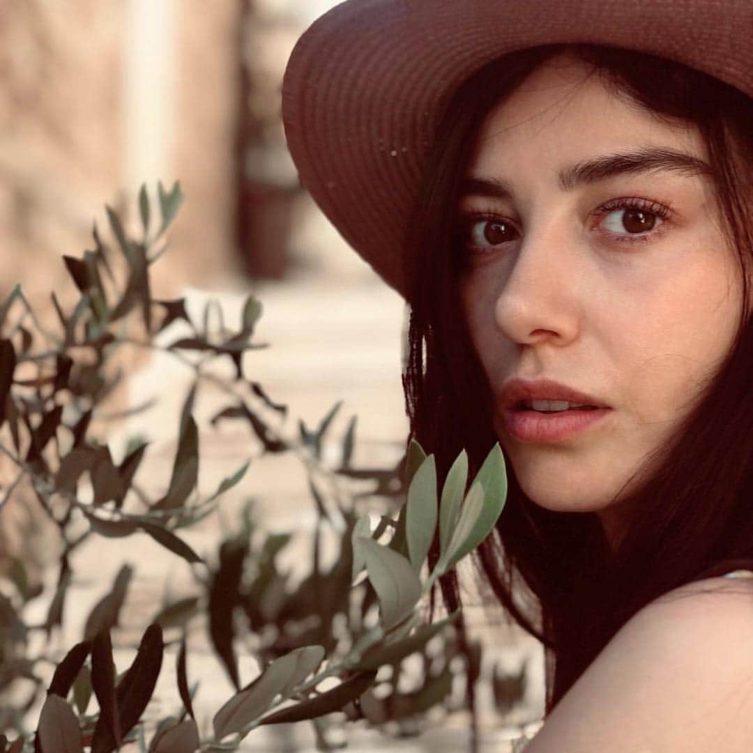 Ozge Gurelのインスタグラム：「🍀✨」