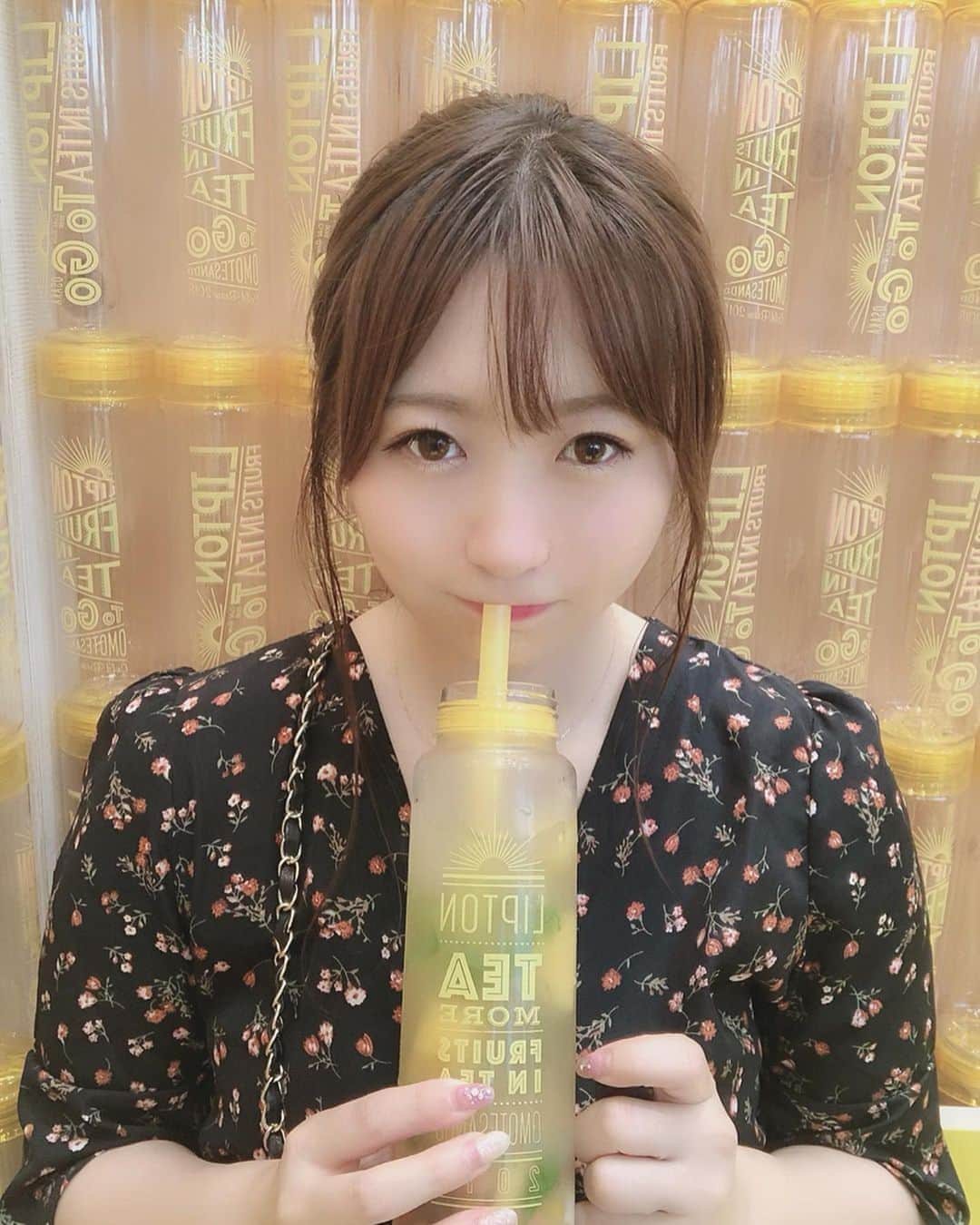 新矢皐月さんのインスタグラム写真 - (新矢皐月Instagram)「♡ ♡ ---------------------------- 🍹#fruitsinteaomotesando  港区南青山5-1-25 期間:6/28〜9/6 ---------------------------- . . 28〜期間限定オープンしてる リプトンのカフェに行ってきました！ . . 自分でカスタマイズできる感じ！ しかし自分はセンスないので組み合わせてあるやつにしました！笑 . タンブラーは表参道限定のやつを。 . フルーツはストローで潰しながら飲むようで 動画はその潰してる様子です// 荒ぶってる訳ではありませんw . . 氷が溶けちゃう前だったら おかわりが出来、別の味でもOKとのこと🙆‍♀️ . なので私は グリーンティー→ルイボスティーに味変！ . . 美味しかったよー！✨ . . 個人的にリプトンって高校生の時を思い出すんだけどそんなことない？？？😹笑笑 . . そんな今日 中学校のときの友達と行ったの☺️ だから動画で若干訛ったまま話してるw . . #fruitsintea #リプトンカフェ #リプトンカフェ表参道 #期間限定カフェ  #表参道カフェ #原宿カフェ #明治神宮前カフェ  #omotesandocafe #harajukucafe  #japanesegirl #followforfollowback #followmeto #いいね歓迎 #フォロー大歓迎 #フォロワー募集中 #アイスティーポップ  #フルーツティー」7月1日 23時59分 - araya_satsuki