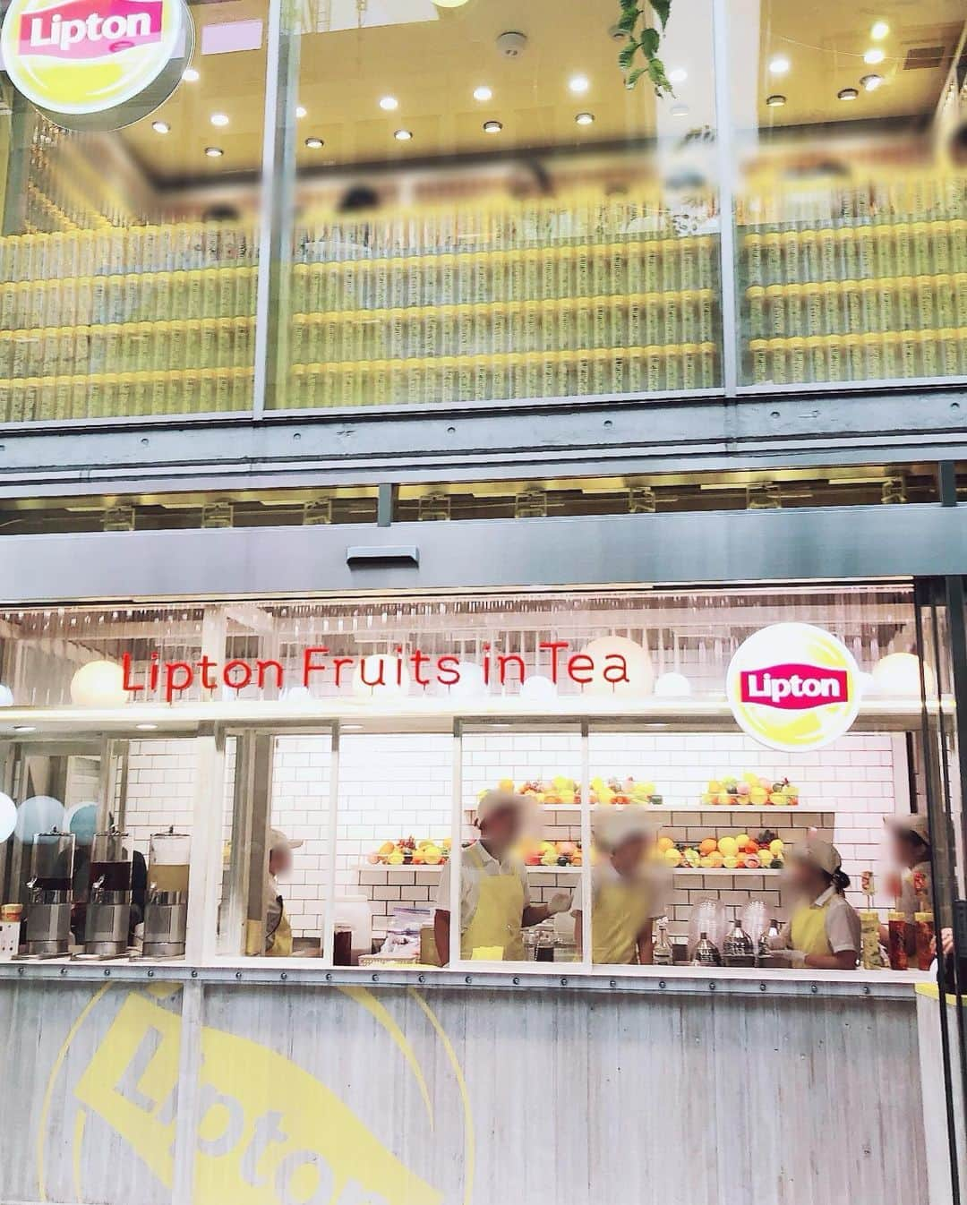 新矢皐月さんのインスタグラム写真 - (新矢皐月Instagram)「♡ ♡ ---------------------------- 🍹#fruitsinteaomotesando  港区南青山5-1-25 期間:6/28〜9/6 ---------------------------- . . 28〜期間限定オープンしてる リプトンのカフェに行ってきました！ . . 自分でカスタマイズできる感じ！ しかし自分はセンスないので組み合わせてあるやつにしました！笑 . タンブラーは表参道限定のやつを。 . フルーツはストローで潰しながら飲むようで 動画はその潰してる様子です// 荒ぶってる訳ではありませんw . . 氷が溶けちゃう前だったら おかわりが出来、別の味でもOKとのこと🙆‍♀️ . なので私は グリーンティー→ルイボスティーに味変！ . . 美味しかったよー！✨ . . 個人的にリプトンって高校生の時を思い出すんだけどそんなことない？？？😹笑笑 . . そんな今日 中学校のときの友達と行ったの☺️ だから動画で若干訛ったまま話してるw . . #fruitsintea #リプトンカフェ #リプトンカフェ表参道 #期間限定カフェ  #表参道カフェ #原宿カフェ #明治神宮前カフェ  #omotesandocafe #harajukucafe  #japanesegirl #followforfollowback #followmeto #いいね歓迎 #フォロー大歓迎 #フォロワー募集中 #アイスティーポップ  #フルーツティー」7月1日 23時59分 - araya_satsuki