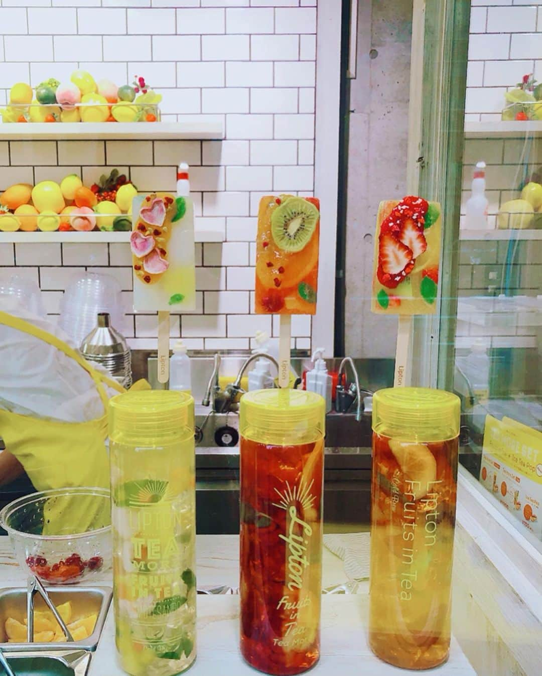 新矢皐月さんのインスタグラム写真 - (新矢皐月Instagram)「♡ ♡ ---------------------------- 🍹#fruitsinteaomotesando  港区南青山5-1-25 期間:6/28〜9/6 ---------------------------- . . 28〜期間限定オープンしてる リプトンのカフェに行ってきました！ . . 自分でカスタマイズできる感じ！ しかし自分はセンスないので組み合わせてあるやつにしました！笑 . タンブラーは表参道限定のやつを。 . フルーツはストローで潰しながら飲むようで 動画はその潰してる様子です// 荒ぶってる訳ではありませんw . . 氷が溶けちゃう前だったら おかわりが出来、別の味でもOKとのこと🙆‍♀️ . なので私は グリーンティー→ルイボスティーに味変！ . . 美味しかったよー！✨ . . 個人的にリプトンって高校生の時を思い出すんだけどそんなことない？？？😹笑笑 . . そんな今日 中学校のときの友達と行ったの☺️ だから動画で若干訛ったまま話してるw . . #fruitsintea #リプトンカフェ #リプトンカフェ表参道 #期間限定カフェ  #表参道カフェ #原宿カフェ #明治神宮前カフェ  #omotesandocafe #harajukucafe  #japanesegirl #followforfollowback #followmeto #いいね歓迎 #フォロー大歓迎 #フォロワー募集中 #アイスティーポップ  #フルーツティー」7月1日 23時59分 - araya_satsuki