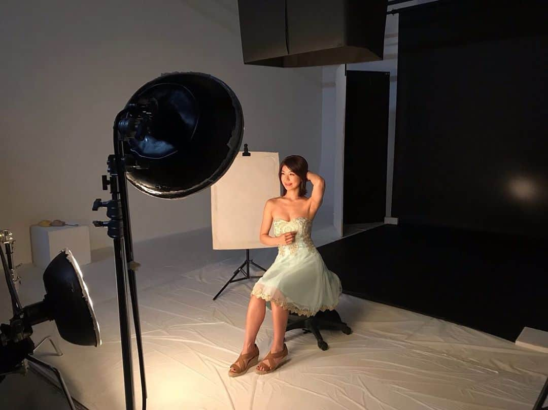 藤木由貴さんのインスタグラム写真 - (藤木由貴Instagram)「#週刊実話 #表紙の人 #shooting #offshot #dress #グラビア」7月2日 0時01分 - yuki.grm