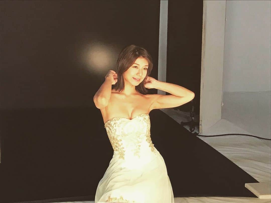 藤木由貴さんのインスタグラム写真 - (藤木由貴Instagram)「#週刊実話 #表紙の人 #shooting #offshot #dress #グラビア」7月2日 0時01分 - yuki.grm