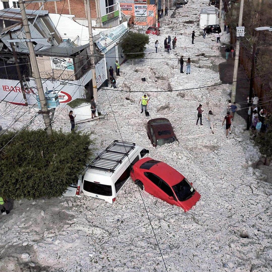 NBC Newsさんのインスタグラム写真 - (NBC NewsInstagram)「Guadalajara, #Mexico, is carpeted in a thick layer of ice after a freak hailstorm hit the area, swallowing buildings and cars. . 📷 Ulises Ruiz / @afpphoto」7月2日 0時05分 - nbcnews