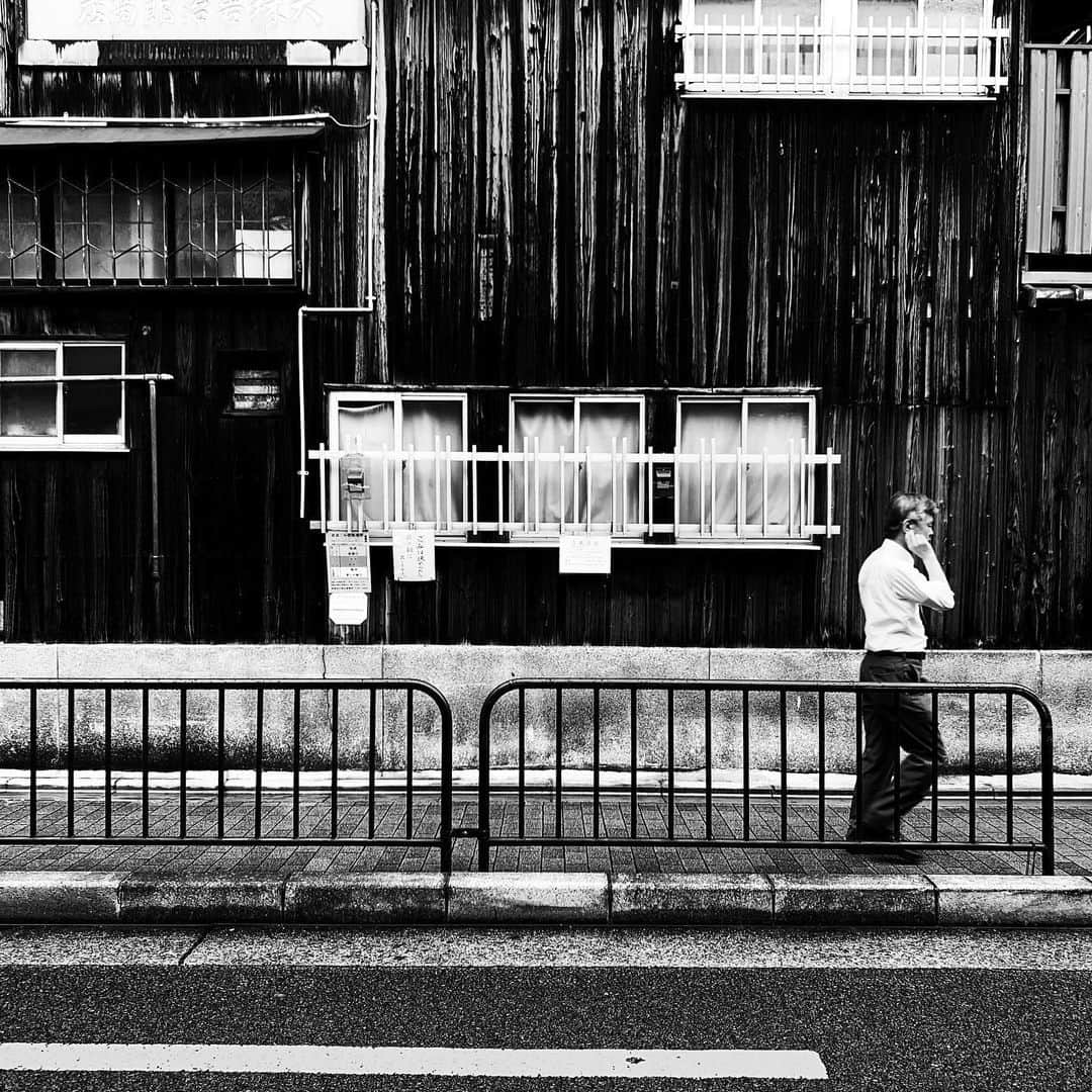 naotakeのインスタグラム：「壁 - A wall / iPhone XR + Snapseed, 20190702 . . . . #royalsnappingartists #infamous_family #rsa_main #infinity_photo_cult #2_fineart #jp_gallery #jp_gallery_bnw #trb_bnw #wp_bnw  #bnw_life #bnwlife_member #bnw_life_shots #bnw_captures #world_bnw #top_bnw #team_jp_ #team_jp_モノクロ #ig_energy_bw #ig_nihon #streetphotographybnw #igersjp #blackandwhite #bnw #bnwphoto #monochrome #bw #bnwphotography #ShotOniPhone #shotoniphoneXR」