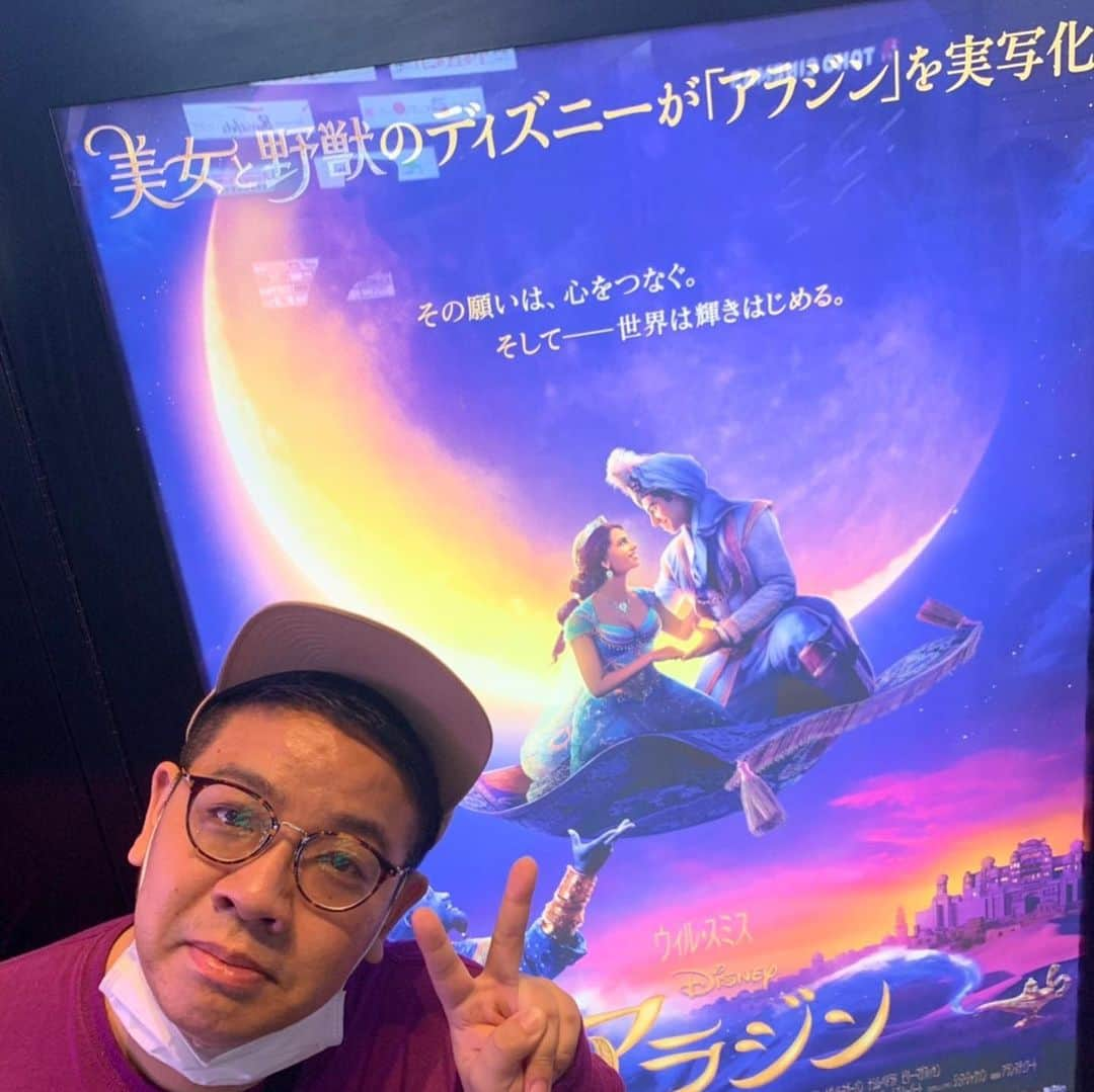 昴生さんのインスタグラム写真 - (昴生Instagram)「映画！！ #ようやく #アラジン #観てきました！ #最高でした！ #みんなが良い良いと言ってたので #楽しみにしてたけど #越えてくるよなーディズニー！ #5回ほど嗚咽するくらい泣きました！ #ホールニューワールド1ヶ月は鼻歌で歌うやろな！ #今日は字幕で見たけど #吹き替えでも見よ！ #やっぱりジーニーの声は山ちゃんなのよ！ #アニメも良いけど #実写も素晴らしい！ #それがディズニー！ #ランドとシーに行きたなった！ #もうこの時間やってないから #舞浜駅だけでもええから行きたい！ #とにかく近づきたい！ #魔法の絨毯さえあればなー！ #あー #気色悪いこと言うてもうたなー！ #おっさんのくせになー！ #次はこの２つ！ #楽しみいっぱい！」7月2日 0時17分 - mikikousei