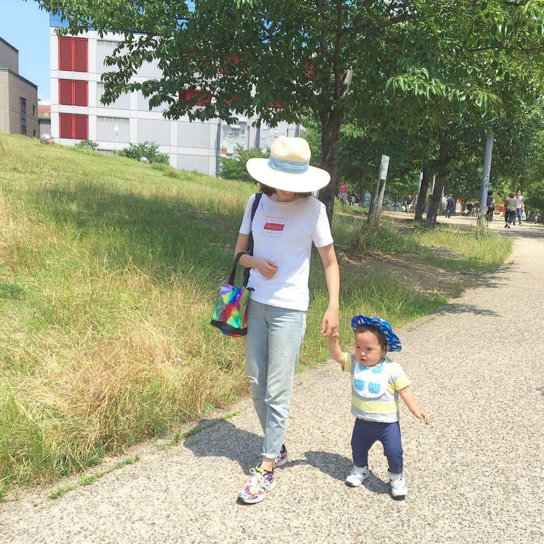 菅野広恵さんのインスタグラム写真 - (菅野広恵Instagram)「＊＊＊ こんな日が来るなんて😭💓 ひーくんと一緒に歩いてお散歩❤️ この日が来るのをずーっと待ってたよ🤣‼︎ハイハイ長めボーイだったので。 もう来ないかと思ったぐらいだったよw ・ ママもめちゃくちゃ嬉しいけど、ひーくんも歩ける事がすごく嬉しそう‼︎ 最近は歩きたくて歩きたくて、外で大好きな抱っこしようとすると「歩かせろー！」って感じで怒るしw まだ対して歩けないのに、私の手を振り払って一人で歩こうとするし🤣 階段の上り下りがしたくて、何度も何度もダメと言っても階段の方に行くしw ・ 私も体力さらに使うことになってきたけど、ひーくんが歩けるようになったのが嬉しくて、またひーくん自身も今まで出来なかった事ができるようになったのがすごく嬉しそうでそんな姿が嬉しくて☺️💓 これからさらに悪ガキになってくんだろうなw♪ 体力つけておかないと🤣‼︎ ・ ・ #ママリ  #新米ママ  #男の子ママ  #育児日記  #ベビフル #子連れ #イヤイヤ期 #1歳7ヶ月  #赤ちゃんの成長 #育児中  #関西ママ #関西ママ友募集  #ママタス #親バカ部ig_baby  #ママ友募集中  #赤ちゃんとお出かけ #赤ちゃんの笑顔 #gu_for_all  #赤ちゃんのいる生活  #ベビーファッション #mamagirl  #子連れスポット #ベビーキャップ #ベビー服 #ベビーグッズ #2017_autumn_baby部  #コドモノ #子供服 #子供の成長」7月2日 0時18分 - hiroesugano