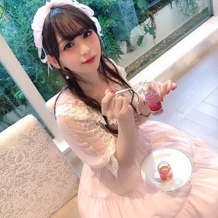 深澤翠さんのインスタグラム写真 - (深澤翠Instagram)「Misako Aoki 20th Lolita Anniversary🎂﻿ 美沙子ちゃんのロリィタ生活20周年をモデル仲間でスタッフとしてゲストとしてお祝いしてきました♡﻿ ﻿ ここまで走り続けてきたみーちゃん。彼女に憧れてモデルになった私。今ではこんな風に支えることができる関係になれたことが何より嬉しいです♡﻿ これからもずっとファンです♡﻿ ﻿ そして司会😂こんなに頑張ってるみどちん初めて見たって言われました😂﻿ 大変なんだね司会…﻿ ﻿ ドレスコードの『ピンク』まさかの1着も持っていなかったので主役に借りました笑笑﻿ ﻿ #aokimisako ﻿ #美沙子20周年 ﻿ #ストリングス表参道」7月2日 0時15分 - midorifukasawa