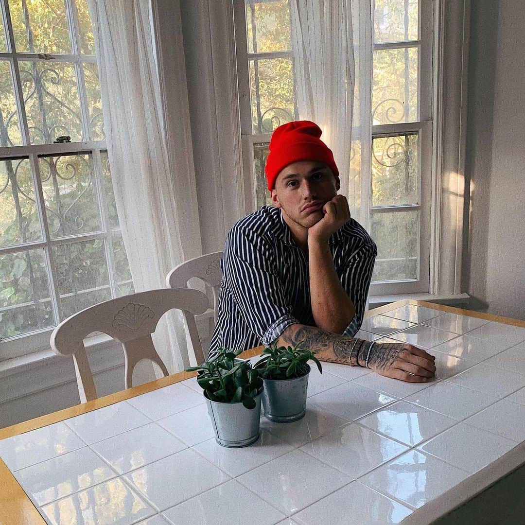 ブランドン・シェイアのインスタグラム：「Honestly I just fuck with Instagram more than the other socials even though the algorithm sucks poopy booty.  But... I am about to release music... like for real this time & I want you guys to be able to actually hear about it.  So I just ask two things of you... Turn on my post notifications & comment on this picture so you see my photos in your timeline.  Ok back to your scheduled probably dumb content.  Xoxo」