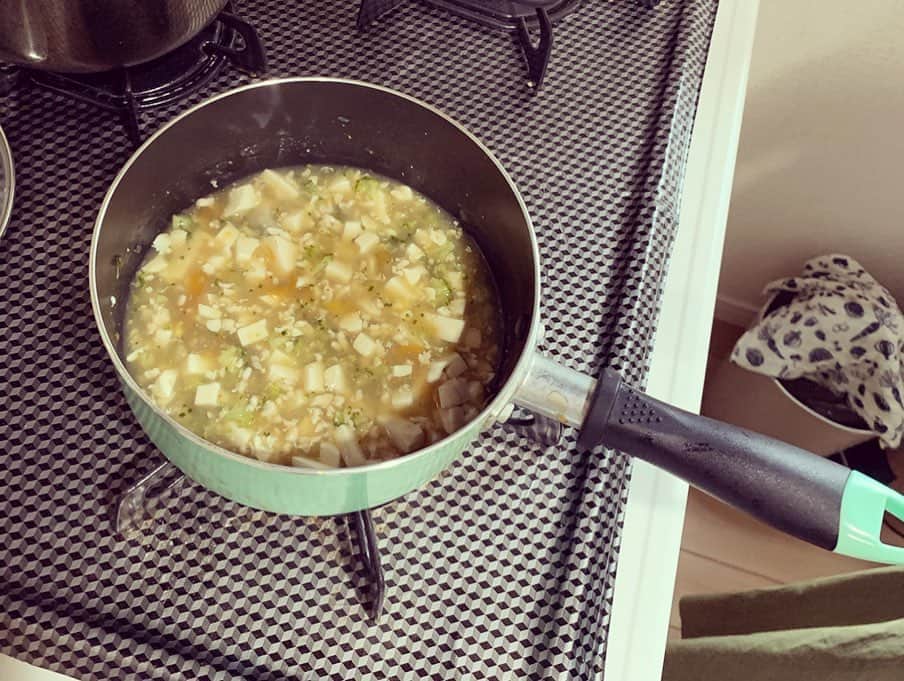 砂賀美希さんのインスタグラム写真 - (砂賀美希Instagram)「週末。  #管理栄養士 の @rima_itabashi に自宅に来てもらい離乳食指導をしてもらう。 トマトと人参のパウチを使って20分であっという間にしらすと人参粥、トマトベースの麻婆豆腐、豆腐とひきわり納豆のつくね焼きが完成。しかもどれも調味料なし。大人も食べられる離乳食。 ・ 子供用に用意しても、大人が食べているものを欲しがる息子。 そしてついついあげたくなってしまう私には助かる調理法で、なによりも素材の味を大切にでき余計な味付けは必要なかったという気づき。 ・ しらすの塩気と人参の甘味、トマトの酸味とひき肉の旨味、つくね焼きは大人だけ大葉を巻いて少し醤油をつけても良いかな、程度で十分に美味しかったし身体も休まる感じがした。 ・ 一緒に食べると美味しいね！と言いたい私の願いを叶えてくれた友に感謝😂✨ 食べることは幸せなことで楽しいこと。 食事の原点。 ・ #たべかた #youarewhatyoueat #おいしいごはん #食育 #離乳食 #離乳食中期 #最後は #結局 #手づかみ食べ #いいよいいよ #のんびりいこう」7月2日 0時26分 - kimiganasu