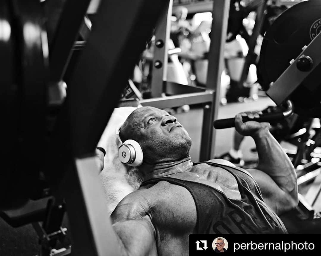 Phil Heathのインスタグラム：「Mondays!!! #PhilHeath  #7xMrOlympia  #Repost @perbernalphoto ・・・ #happymonday - stay focused on the road ahead, make sure to appreciate the lessons learned on the way and never loose sight of your goals!! @philheath by @perbernalphoto at @goldsgym  #venice」