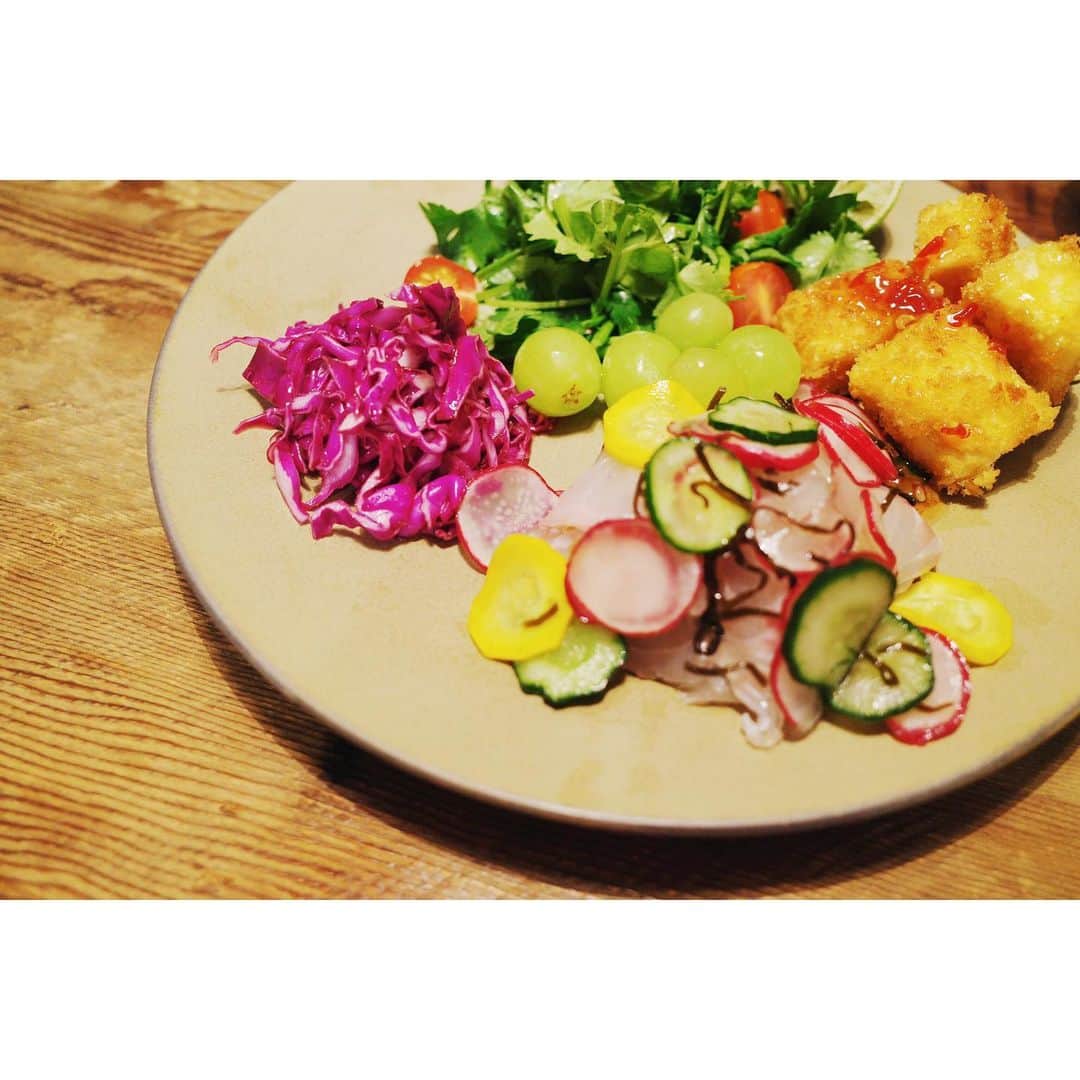 高山都さんのインスタグラム写真 - (高山都Instagram)「ワンプレートな晩ごはん🍽 パクチーサラダ(ライム絞って、塩のみ) 紫キャベツのマリネ 豆腐カツ スウィートチリソースとマヨネーズで タイのお刺身 塩昆布で締めて、カラフルな野菜と和えた お皿は @ryotaaoki 10日から始まる都展でも彼のお皿はたくさん並びます。 これも、すっごい使いやすいー！！ フォークはカナダのケベック州のヴィンテージショップで見つけたもの。 #みやれゴハン #おうちゴハン #おひとりさま #晩酌」7月2日 0時20分 - miyare38