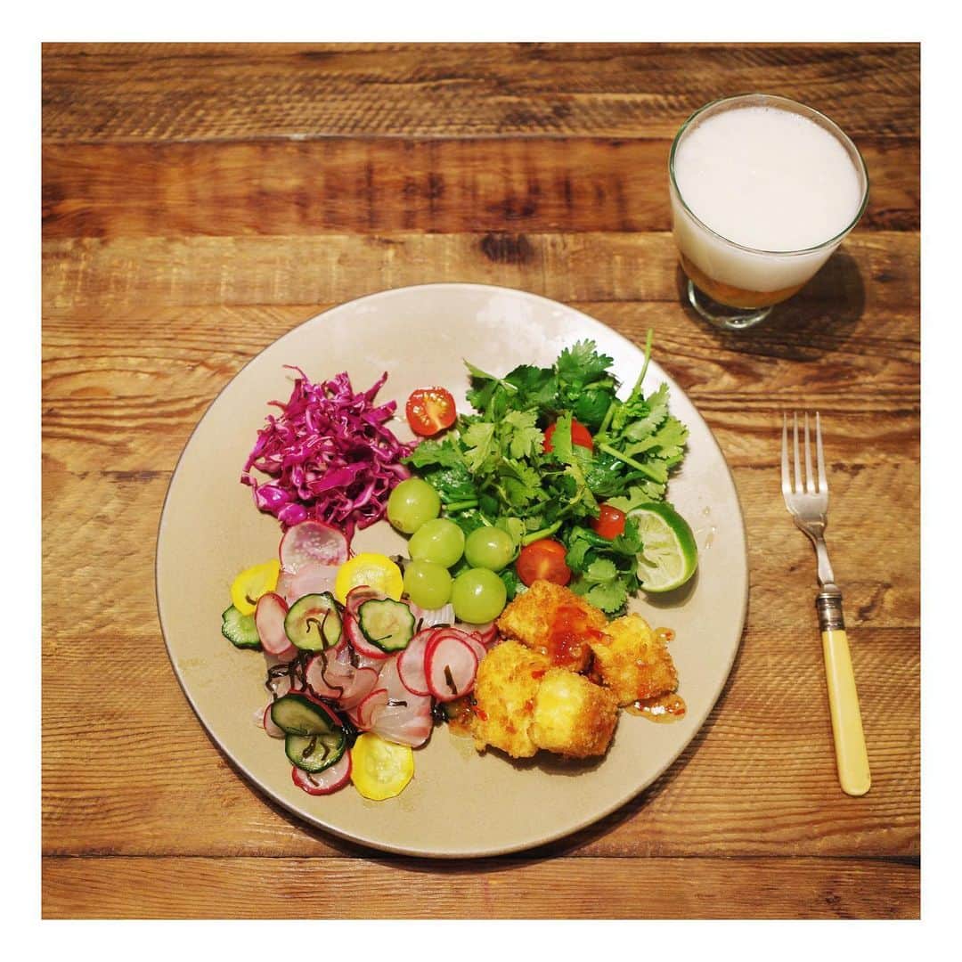 高山都さんのインスタグラム写真 - (高山都Instagram)「ワンプレートな晩ごはん🍽 パクチーサラダ(ライム絞って、塩のみ) 紫キャベツのマリネ 豆腐カツ スウィートチリソースとマヨネーズで タイのお刺身 塩昆布で締めて、カラフルな野菜と和えた お皿は @ryotaaoki 10日から始まる都展でも彼のお皿はたくさん並びます。 これも、すっごい使いやすいー！！ フォークはカナダのケベック州のヴィンテージショップで見つけたもの。 #みやれゴハン #おうちゴハン #おひとりさま #晩酌」7月2日 0時20分 - miyare38