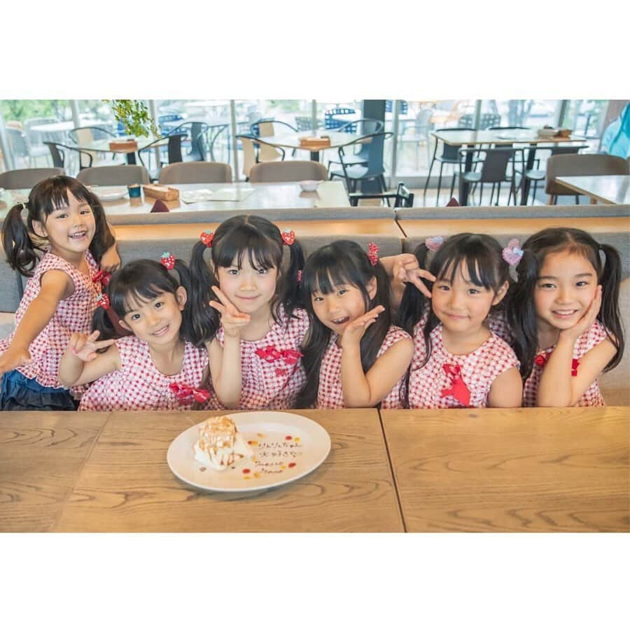 mezzo pianoさんのインスタグラム写真 - (mezzo pianoInstagram)「. mezzo piano  6 girls ❤️ . ステキなサプライズ‼️ りんりんお疲れ様会... . お友達とみんなでメゾ ピアノお揃コーデ ♪ 可愛いね❤️❤️ . #mezzopiano #メゾピアノ﻿﻿﻿﻿﻿﻿ #おそろコーデ #6girls #ギンガムチェック  #ツインテール . #repost @linlin_1224 via @PhotoAroundApp  昨日メゾピアノ好きなお友達とお食事をした時に、店員さんがいきなりケーキを持ってきたから誰の誕生日かな？って思ってたら、なんとりんりんの前にケーキを置きました❗️ 数秒経ってからやっとサプライズのお疲れ様会のことが気付きました😂  その後お友達1人ずつお花とプレゼントをりんりんに渡しました💕  皆さんの優しい心遣いに感激しました💕  キッズモデルをお休みする前に皆さんに出会えて嬉しかったです💕これからも仲良くしてくださいね💕  @chocopafait  きさらちゃん @seri_chopin  せりなちゃん @minotaka33  みのりちゃん @macaron73sh  ゆめちゃん @yukinko03301129  ゆきのちゃん  ありがとうございました💕」7月2日 0時22分 - mezzopiano_official