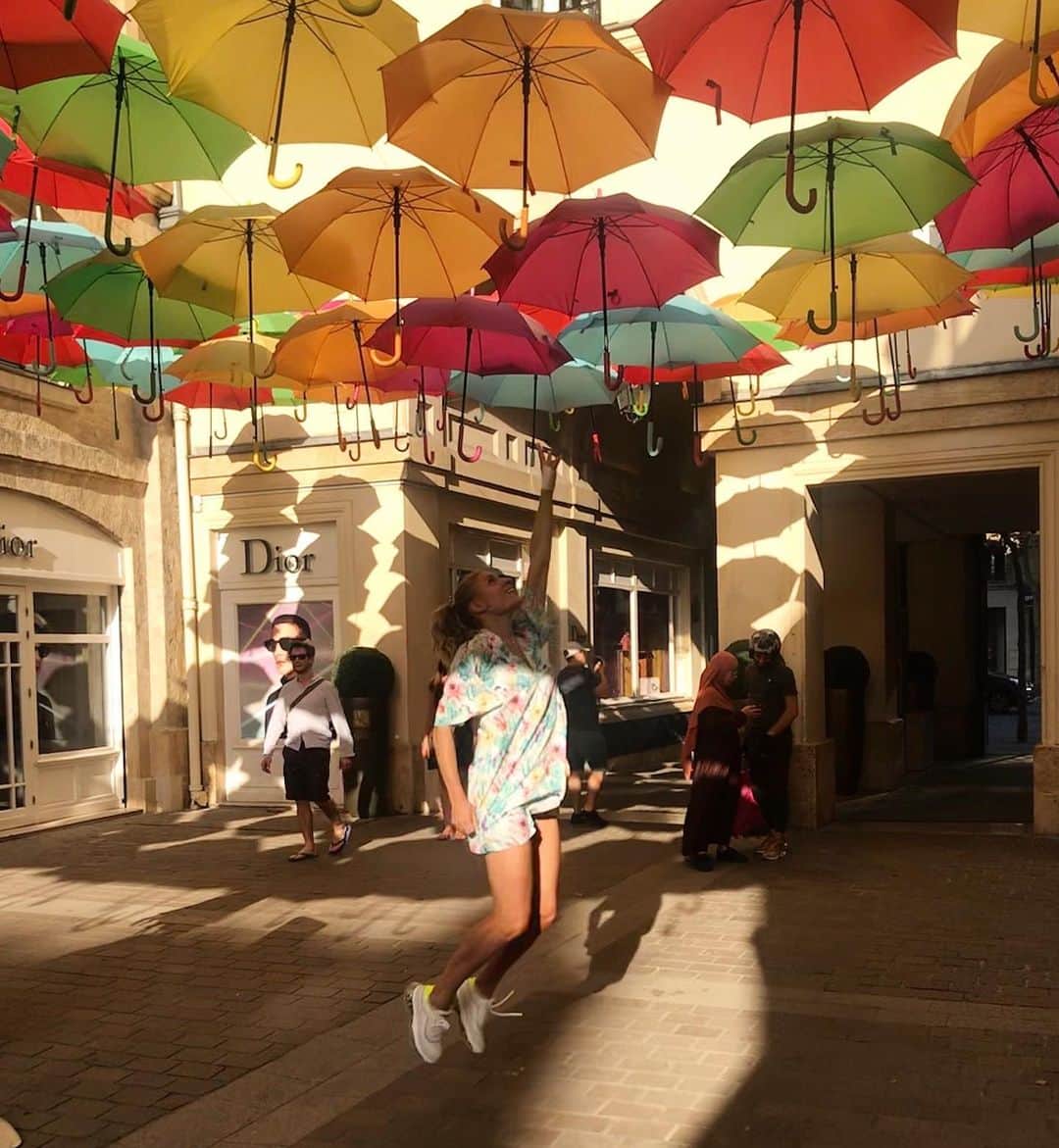 マリー・ギャヨさんのインスタグラム写真 - (マリー・ギャヨInstagram)「Make your life colorful #Catch #Sunny #Jump #Enjoy #Umbrella #Paris 📸 @ajbtlk」7月2日 0時25分 - marie.gayot