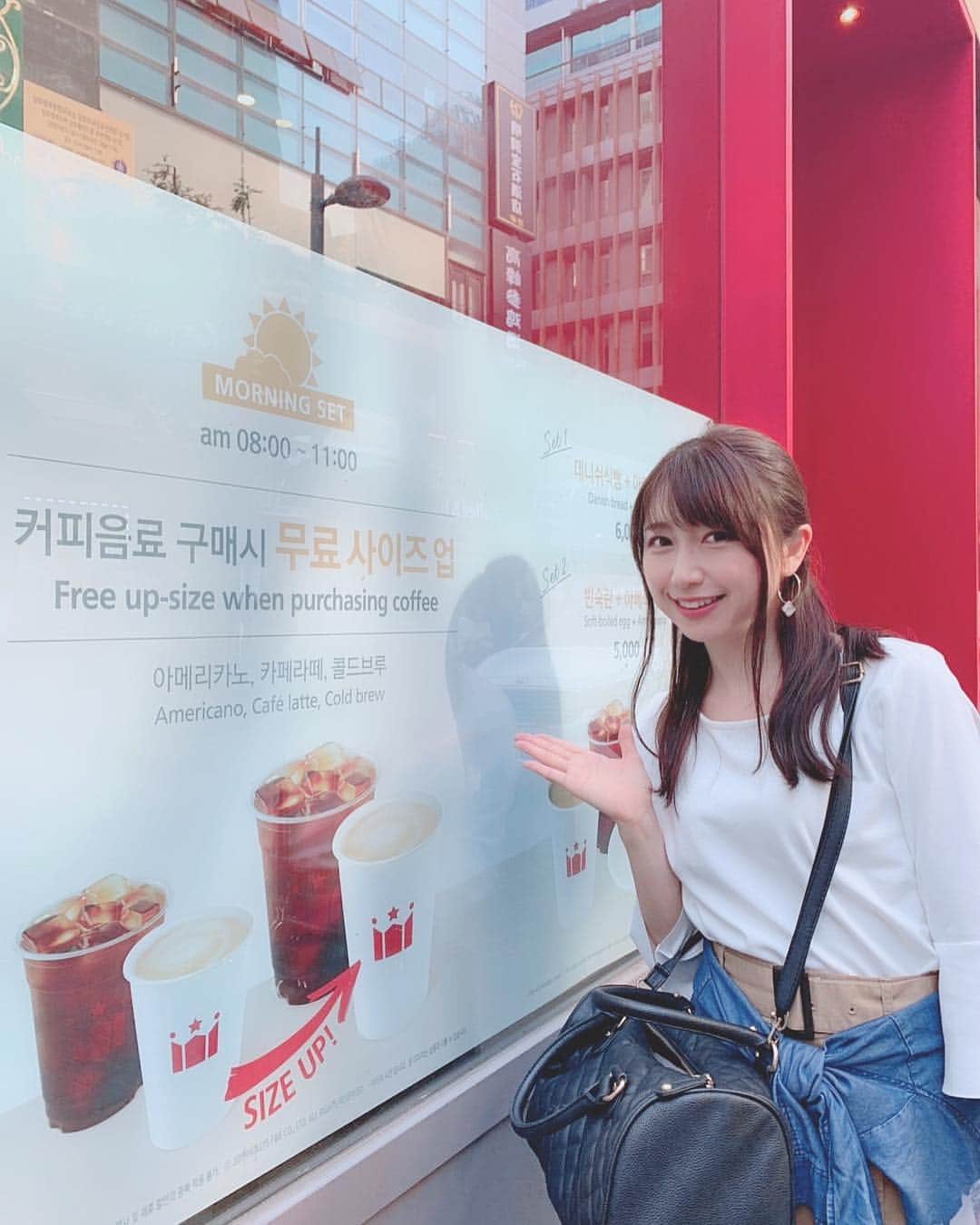 夏目樹里さんのインスタグラム写真 - (夏目樹里Instagram)「‪明日もきっと暑いから、水出しコーヒーを仕込んで冷蔵庫へ😋☕💭💕‬ ‪朝に飲むのが楽しみだな〜♪‬ . ‪📸韓国では、WiFi＆コンセント充実の‬ ‪#HOLLYSCOFFEE (#ホリーズコーヒー )で休憩したよ🤩‬ ‪有名コーヒーチェーン店で、自社のローステイングセンターを持つなどコーヒーの味にもこだわりがあるんだって✨‬ . では(*˘ ˘*)おやすみなさいｯ.｡.:*ღ . #韓国旅行  #韓国カフェ  #コーヒーチェーン photo by @aya_sharp」7月2日 0時25分 - juri_azure