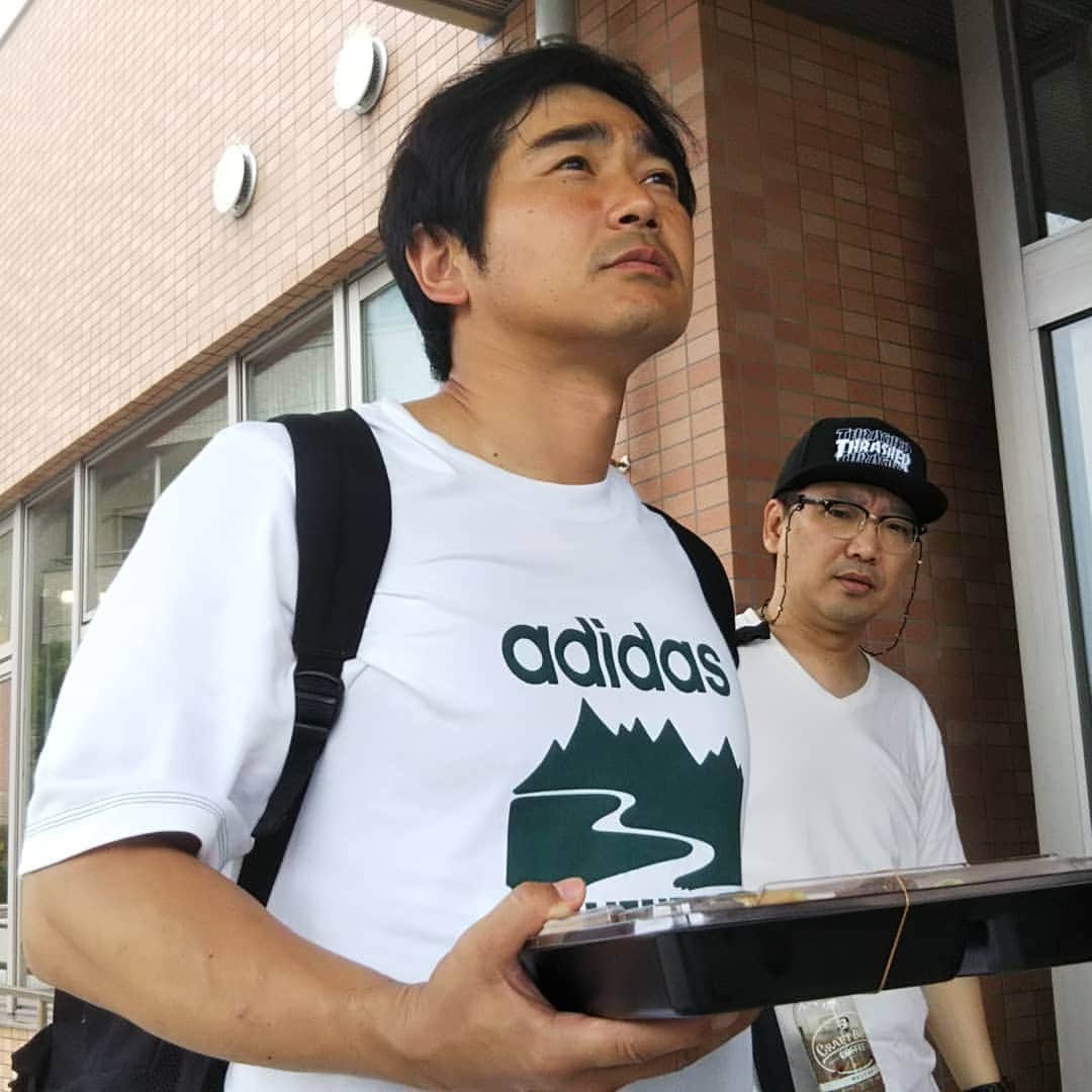 神田伸一郎（ハマカーン）のインスタグラム：「ロケ終わり、お弁当を持ったゲスおじさん。腕太いねー！ユウキロックさんも筋肉に注目しています。 #ハマカーン#労働者#筋肉#汗男#」