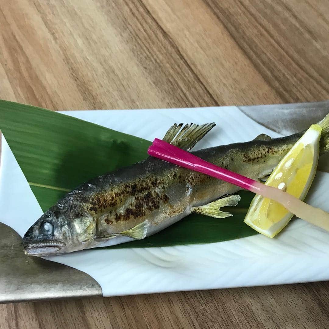 鶏魚 谷町のインスタグラム：「鶏魚です！しーちゃんです🎶 今月のフェアの、「鮎の塩焼き」です*\(^o^)/* お酒のすすむ逸品です♡ #鮎の塩焼き #今月のフェア #鶏魚 #大阪 #谷町四丁目 #駅近 #セルフ飲み放題 #地域最安値 #コース #座敷 #個室 #貝盛り放題 #ガンガン焼き #あさり #はまぐり #ホンビノス貝 #牡蠣 #さざえ #飲み会 #女将」