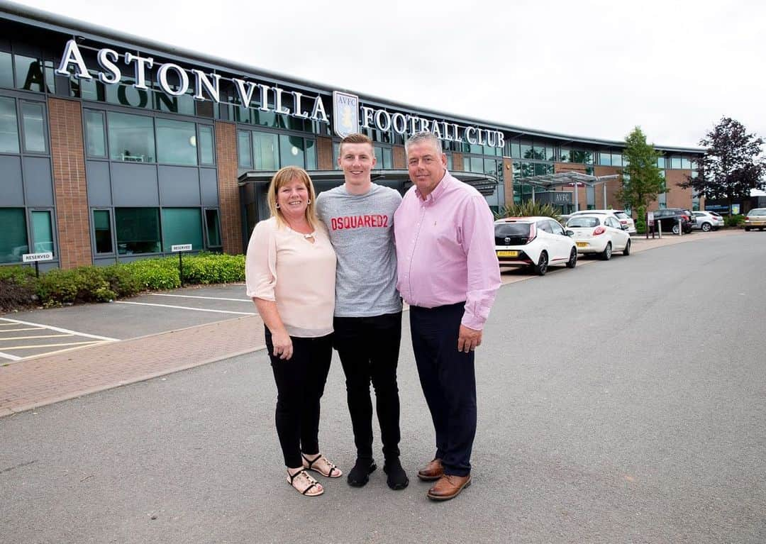 マット・ターゲットさんのインスタグラム写真 - (マット・ターゲットInstagram)「Proud day for both me and my family 😬 Delighted to sign for this fantastic football club 🤩 Can’t wait to get started now!! #UTV」7月2日 0時38分 - mattytargett