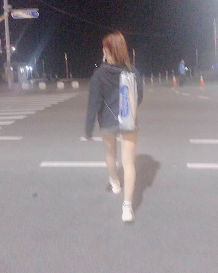 hyeriのインスタグラム：「달려라 달려 👣👣👣 #추억#해운대#부산#새벽#바다#돛자리필수#추운날#또가야지💕」