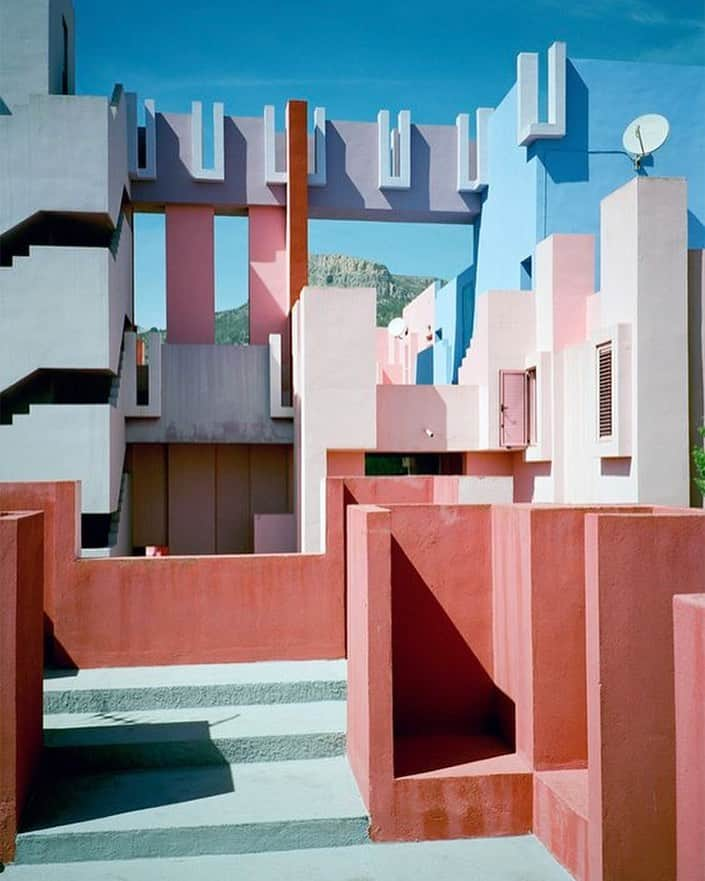 ジル・スチュアートさんのインスタグラム写真 - (ジル・スチュアートInstagram)「la muralla roja by #ricardobofill 1968」7月2日 0時39分 - jillstuart