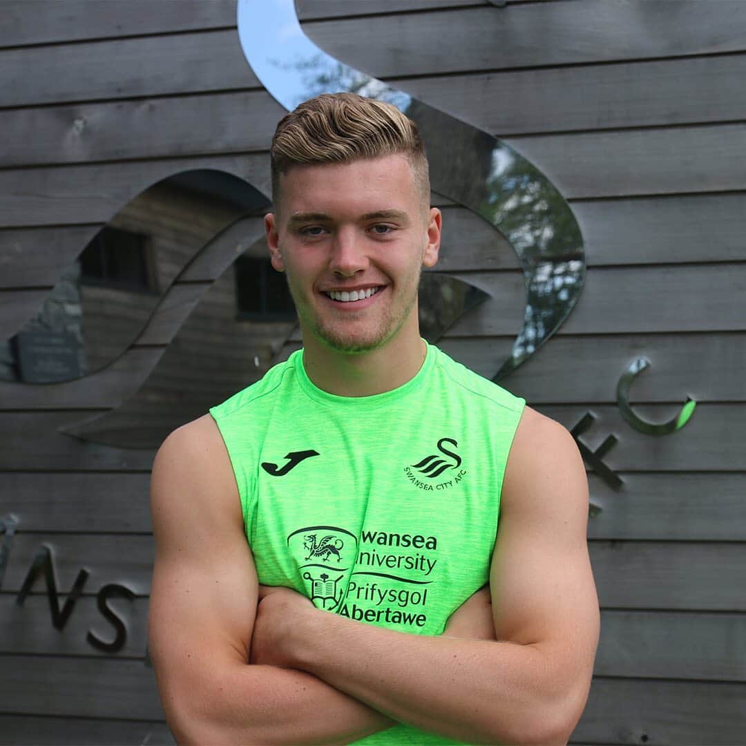 スウォンジー・シティAFCさんのインスタグラム写真 - (スウォンジー・シティAFCInstagram)「👏 Congratulations, Cameron! 🙌 The young defender has signed his first professional contract with the #Swans. 🖊️」7月2日 0時39分 - swansofficial