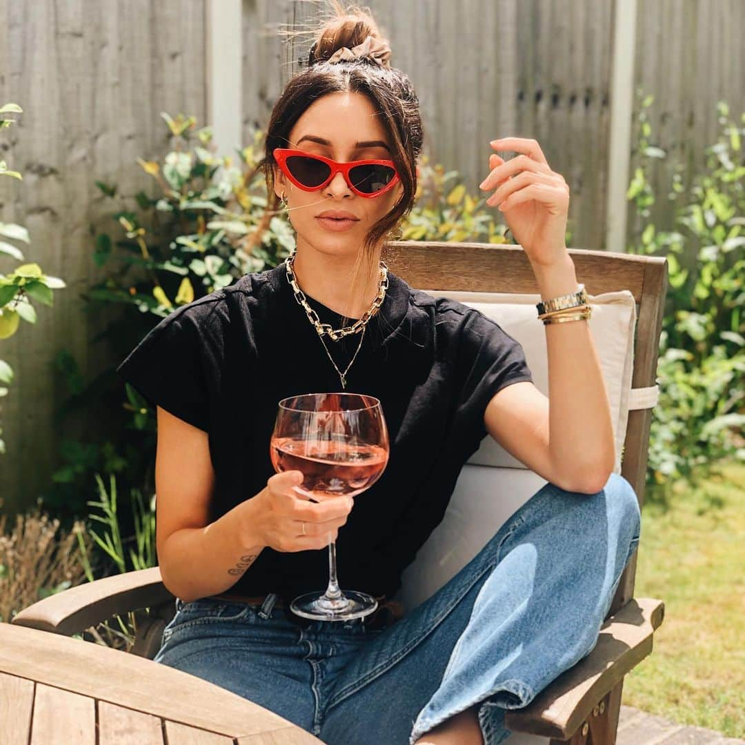 ダニエル・ピーザーさんのインスタグラム写真 - (ダニエル・ピーザーInstagram)「A visual representation of me later on tonight enjoying the biggest glass of rosé after what has been one of the most professionally hectic days I’ve ever had. Being the founder, creative director, producer, customer service team & tea maker of @daniellepeazermethod is by far the most challenging role I’ve ever taken on, earlier today, I really did question myself as to why I decided to take on this task of creating a fitness calendar, (I gain no financial or monetary value from this project.) But - seeing the response it’s been getting and knowing that it’s helping guide some of you through an area you may not have a clue about has made me certain about my choice in putting it together. I know that some of you in Australia received it after the 1st had finished and for that all I can do is apologise, your patience throughout this whole process has been so so lovely, I can’t thank you enough. My only ask of you now, is that you actually bloody stick to the calendar for the month or all my hard work has been for nothing 😂 I’m going to be going LIVE on the @daniellepeazermethod page at 6pm (UK) to chat through it and do Day 1 with those of you that want to join in 💕 (and if you’re still having problems receiving it please EMAIL ONLY to help@daniellepeazermethod.com - DMs about receiving it won’t be replied to)」7月2日 0時47分 - daniellepeazer