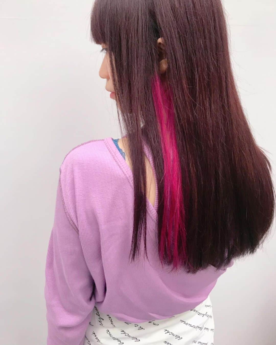 ぱいぱいでか美のインスタグラム：「Spicaで久々のメンテナンス！ 綺麗にしてもらいました❤︎ ꙳ #spica #hairsalon #原宿 #haircolor #innercolor #cut ꙳ 伸びきってカラカラになった髪の毛綺麗にしてもらいましたー。 元が長いからわかんないと思うけど15-20cmくらい切ったよ✂︎ 全体のカラーはピンクぽくしてインナーカラーは超ピンクのやつです。 全体カラーは、お恥ずかしながら、 最新の山木梨沙さん @risa_yamaki.official の美容院報告写真を見せて こんな感じでとお願いしました……！ 最近の私はちょっとどうかと思うくらい山木さんに憧れている。 あの品！憧れちゃうよなぁ！ 同じにはなれないけど参考にはさせて頂きたいのです。 ブログに書いたけど(ストーリーにリンク貼りました) 舞台に対する自分なりのこだわりであらゆるメンテを放棄してたので笑 ひさしぶりの綺麗な髪の毛本当に嬉しいです！ 信頼のSpica！ 今回の担当はyoneさんでした。 いつもありがとうございます❤︎」
