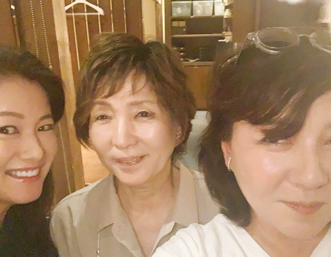 岡安弥生さんのインスタグラム写真 - (岡安弥生Instagram)「大好きなお姉様、久美子先生とお母様の千恵さん…憧れの最強親子😆 私も、お2人のように、強くしなやかに生きる女性になりたい(๑˃̵ᴗ˂̵) あー、贅沢すぎる夜。 #仕事終わり#大好きな人生の先輩と#六本木#至福の夜#レコールデュバン #シャンパーニュ #クリスタル#令和初のクリスタル#焼き鳥とさか#畑久美子先生 #特別な日#champagne #crystal #roppongi」7月2日 0時51分 - yayoin3