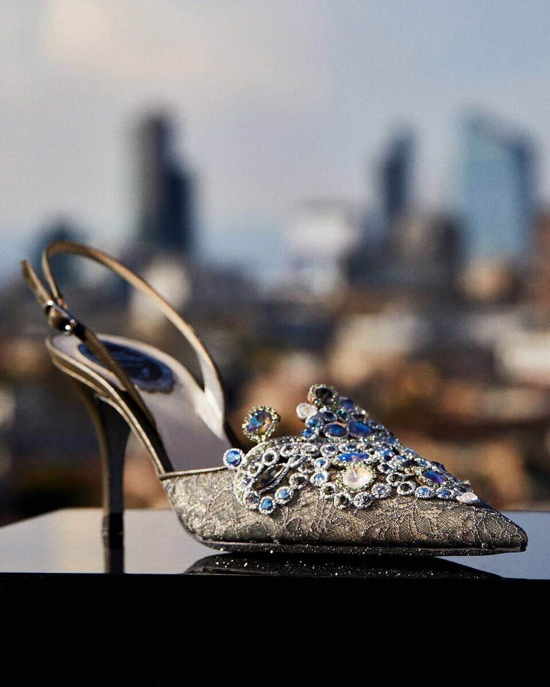 のインスタグラム：「Keep shining bright with your #CaovillaVeneziana.  #WalkOnTop . . . . #ReneCaovilla #CaovillaDream」