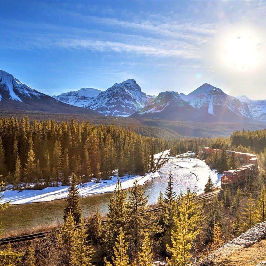 Lonely Planetさんのインスタグラム写真 - (Lonely PlanetInstagram)「Happy #CanadaDay! To celebrate, why not tap our bio link and mentally board one of #Canada's most epic and beautiful train journeys? Or, check out our story for heaps more Canada content! 🚂🍁」7月2日 1時00分 - lonelyplanet