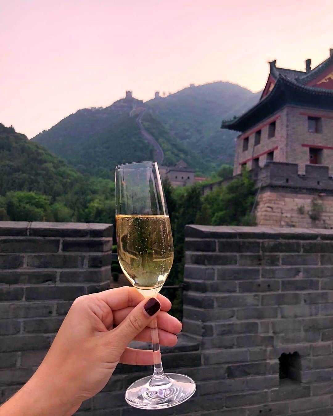 The Peninsula Hotelsさんのインスタグラム写真 - (The Peninsula HotelsInstagram)「While staying at @thepeninsulabeijing, make sure to stop by The Great Wall of China. @morms001 did it right with a glass of Champagne! . . . . . . . #peninsulahotels #luxuryhotels #luxuryhotelexperience #luxurytravel #travel #beautifuldestinations #welltraveled #traveldiaries #jetset #jetsetter #hotel #hotellife」7月2日 1時00分 - peninsulahotels
