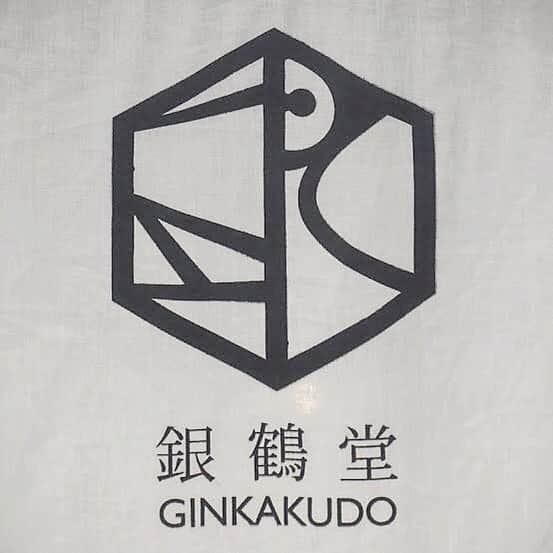 のインスタグラム：「京都銀閣寺の近くにあるセレクトショップの銀鶴堂で働き始めました！  ここでは、ヴィンテージの着物や帯をリメイクしたバッグや、形を変えやすい特徴をもつ錫を使ったバングルやリングなど、素敵なアイテムをたくさん販売しています😙  また、お店の中にある銀鶴堂eatryでは、その場でたてた抹茶を使った抹茶ラテなど、ドリンクやフードも販売しています！ (cheese cheese cheeseっていうケーキが美味しい！) ぜひ遊びに来てください〜  また写真あげます〜📷 #銀鶴堂#銀鶴堂eatery #銀閣寺#京都」