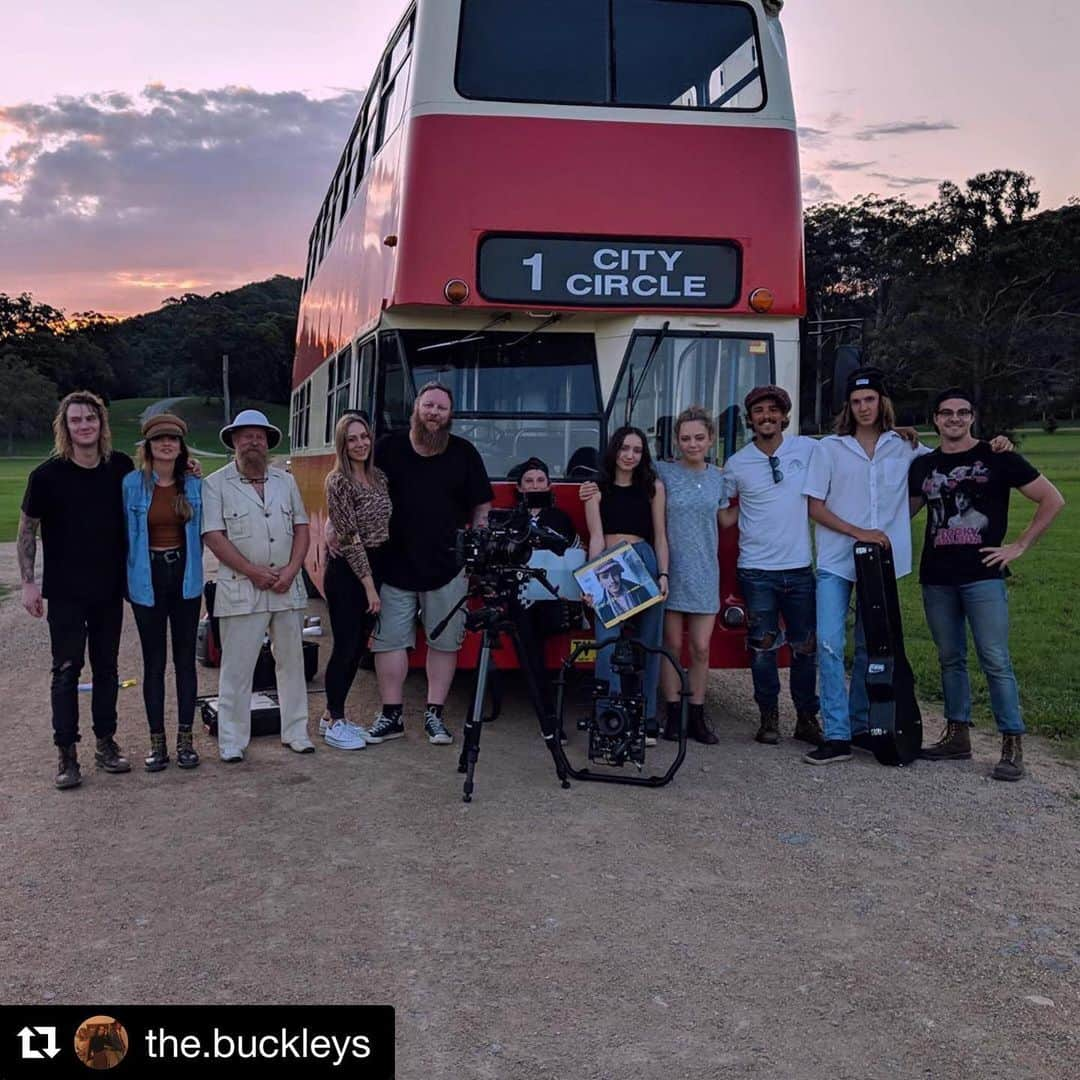 ブレントン・スウェイツのインスタグラム：「#Repost @the.buckleys - the legends who made the daydream come to life ✨ @brentonthwaites @mtmmfilm @eddiebaroo @jacqui__williams  #musicvideo #team」