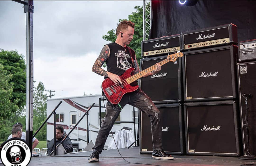 ヒンダーのインスタグラム：「Helllllo July! We are all excited to kick off a new month 🤘 Are you? Leave a 🎸 in the comments below if you are joining us this July! 📸: @mintypics」