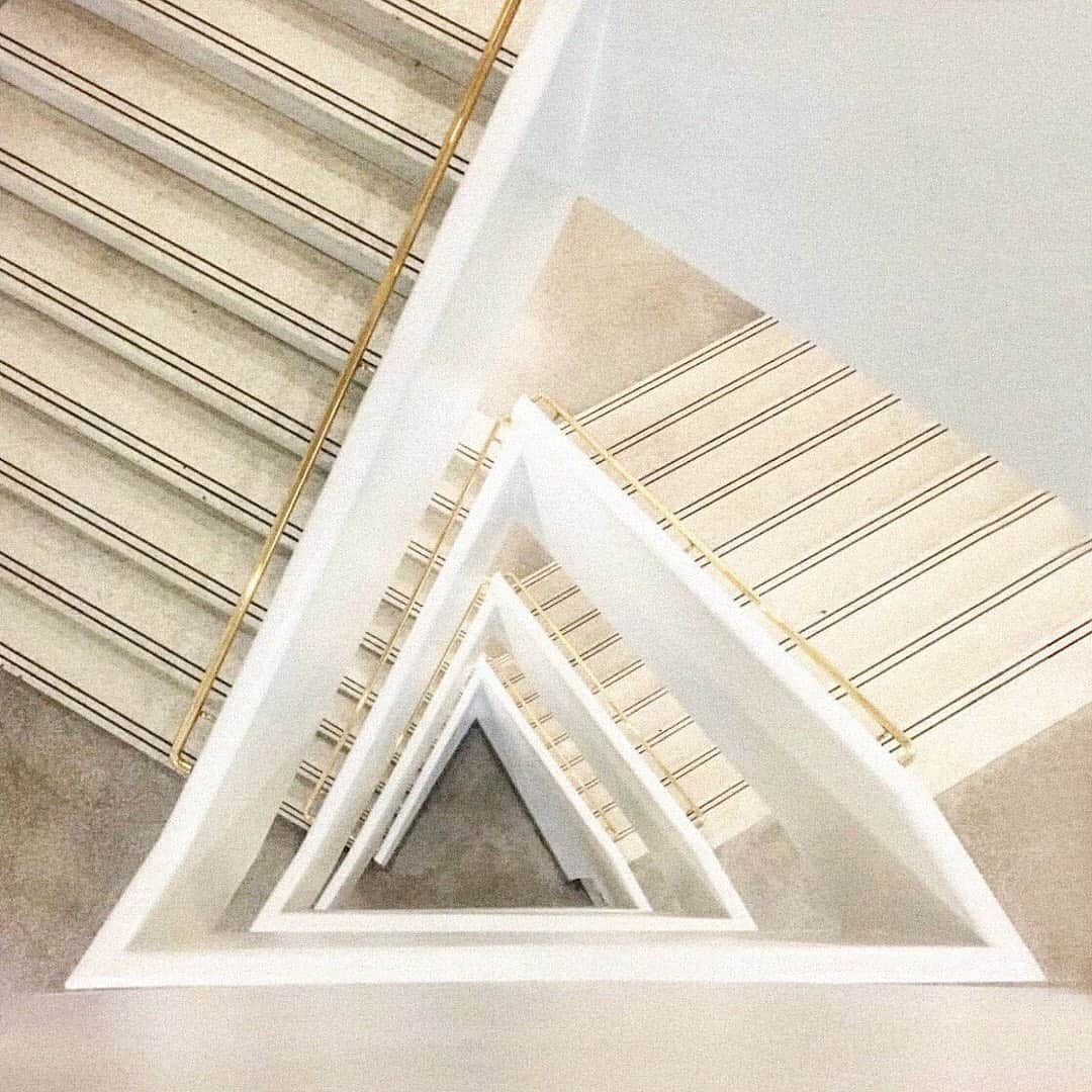 Cynthia Sakaiさんのインスタグラム写真 - (Cynthia SakaiInstagram)「​​It’s always worth pausing to take in the stairs at the New York @guggenheim. An incredible attention-to-detail manifested in architecture.」7月2日 1時19分 - vitafede