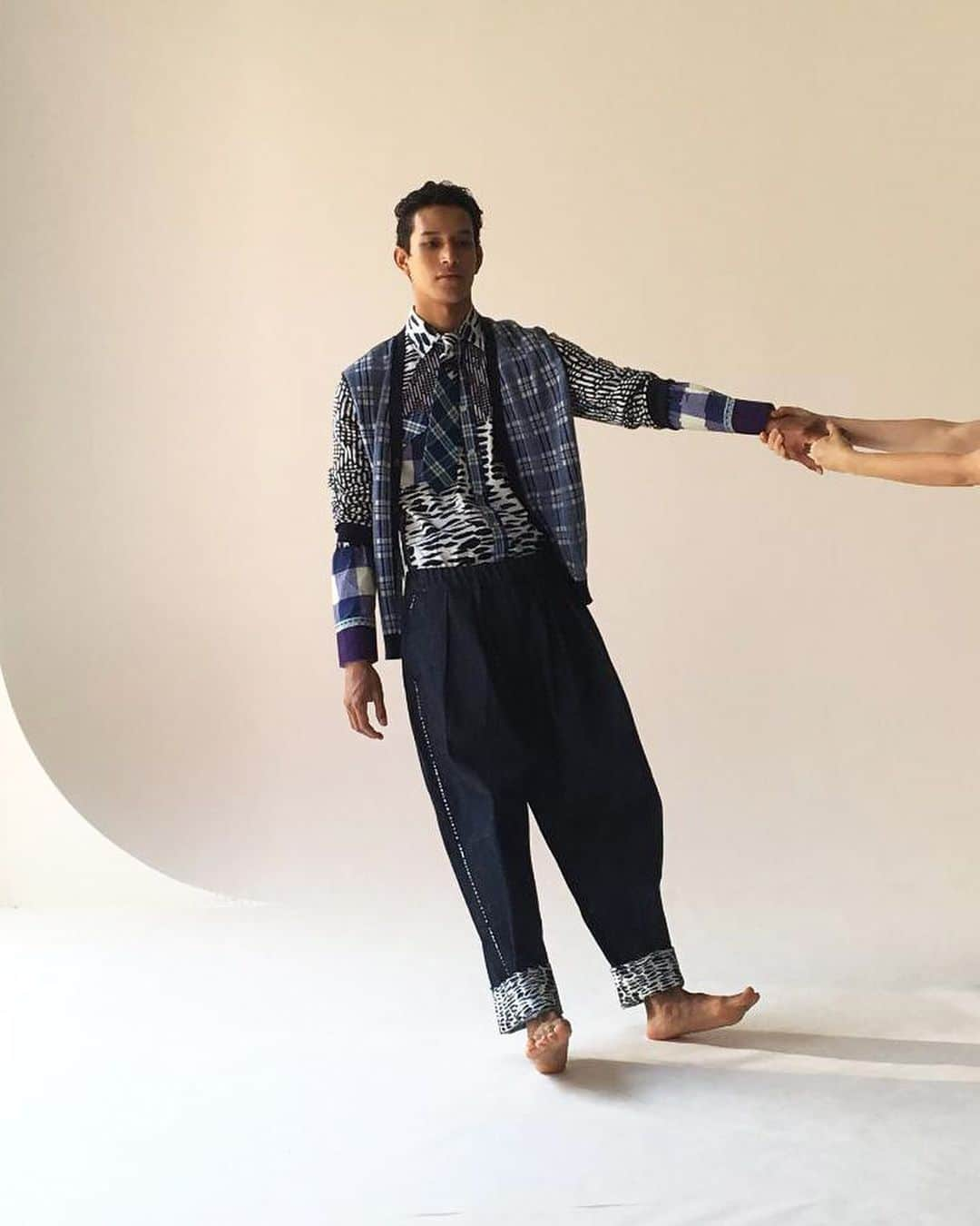 Pierre-Louis Masciaさんのインスタグラム写真 - (Pierre-Louis MasciaInstagram)「Preview from our shooting Spring/Summer 2020 . #plm #pierrelouismascia #unpredictableclassic #womenswear #menswear #prints #collection #spring #summer #2020 #ss20」7月2日 1時13分 - pierrelouismascia