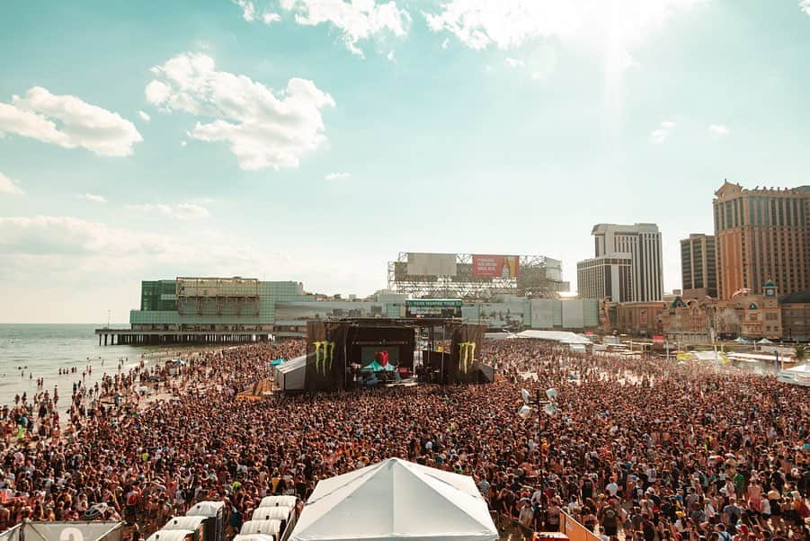 ニック・マーティンさんのインスタグラム写真 - (ニック・マーティンInstagram)「I’ll try not to ramble on too much, but I make no guarantees. @vanswarpedtour in Atlantic City yesterday goes down in history for me, personally. Thank you to every single person who watched us yesterday. Sincerely. Words won’t do it justice, so I’m not going to attempt to describe the feeling. But, I will tell you this. When I first attended @vanswarpedtour at 15 years old, it changed my life. Fast forward to 2019, playing for an incredibly loud, energetic, & loving crowd like this.. there was no way you could’ve told me at 15 that I’d be doing THIS. And it sounds so damn cliche & cheesy, but dreams do come true when you work your ass off and when you truly love something enough that there’s no wall or barrier or human being in this world that could ever stop you from achieving those dreams. For anyone that tells you that you’re not good enough, I’m living proof of what happens when you don’t allow the naysayers to bring you down and crush your hopes & dreams. Do what you love. Always. And cut those naysayers out of your life while you’re at it. Sorry, I ended up rambling. Thank you @vanswarpedtour @kevinlyman for having us ✌🏽 #warpedtour #vans #mondaymotivation // 📸: @itsdannytodd」7月2日 1時17分 - nodirectioncasa