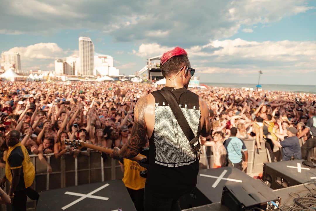 ニック・マーティンのインスタグラム：「I’ll try not to ramble on too much, but I make no guarantees. @vanswarpedtour in Atlantic City yesterday goes down in history for me, personally. Thank you to every single person who watched us yesterday. Sincerely. Words won’t do it justice, so I’m not going to attempt to describe the feeling. But, I will tell you this. When I first attended @vanswarpedtour at 15 years old, it changed my life. Fast forward to 2019, playing for an incredibly loud, energetic, & loving crowd like this.. there was no way you could’ve told me at 15 that I’d be doing THIS. And it sounds so damn cliche & cheesy, but dreams do come true when you work your ass off and when you truly love something enough that there’s no wall or barrier or human being in this world that could ever stop you from achieving those dreams. For anyone that tells you that you’re not good enough, I’m living proof of what happens when you don’t allow the naysayers to bring you down and crush your hopes & dreams. Do what you love. Always. And cut those naysayers out of your life while you’re at it. Sorry, I ended up rambling. Thank you @vanswarpedtour @kevinlyman for having us ✌🏽 #warpedtour #vans #mondaymotivation // 📸: @itsdannytodd」