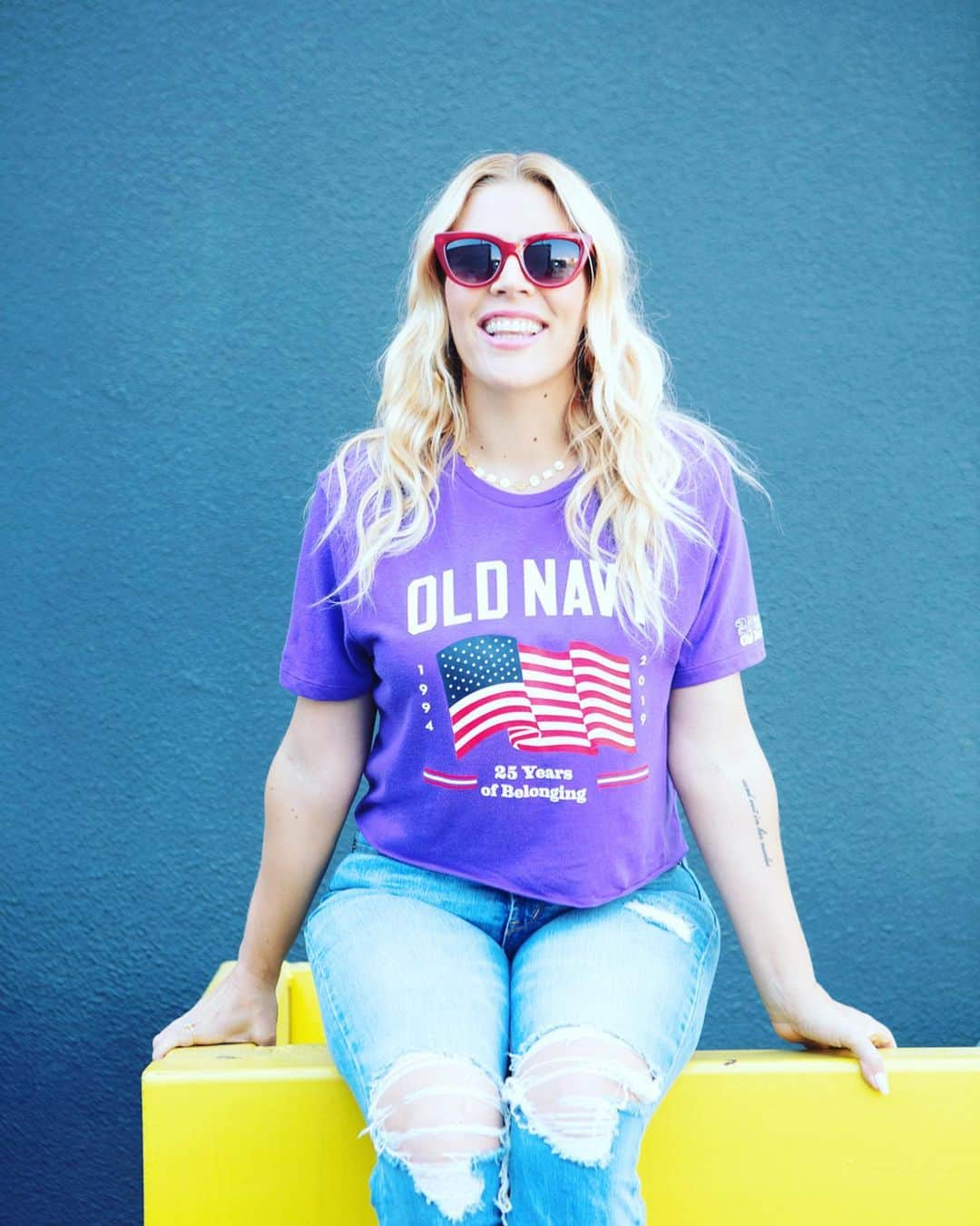 ビジー・フィリップスさんのインスタグラム写真 - (ビジー・フィリップスInstagram)「Red + Blue + White = Purple!! @oldnavy is celebrating a PURPLE 4th of July this year! One nation, indivisible, with liberty and FUN for all!!! 💜💜💜#belonginglookslike #ad.」7月2日 1時23分 - busyphilipps