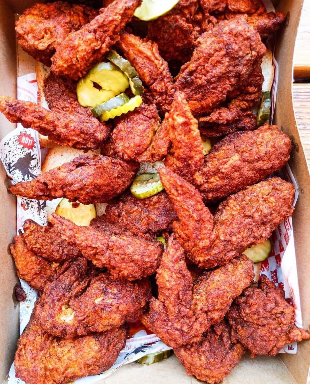 Eater LAさんのインスタグラム写真 - (Eater LAInstagram)「Batter's box from @howlinrays with a dozen whole wings. Our Eater LA editor @mattatouille says they're crispy, spicy, slightly sweet, savory, and perfectly fried goodness. Hashtag #eaterla on your best photos for a chance to be featured.」7月2日 1時26分 - eater_la