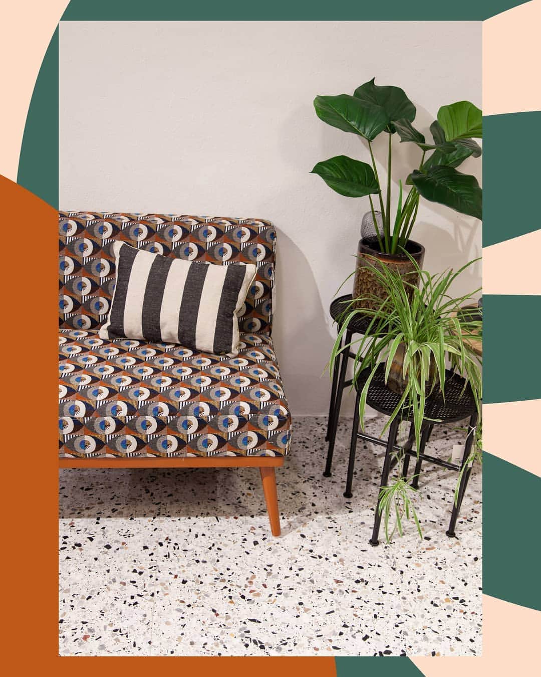 ベンシモンのインスタグラム：「JEU CONCOURS ☀️ Plutôt motifs monkey ou couleurs unies ? Vase cactus ou color block ? On rêve de voir notre sélection déco dans vos intérieurs et comme l’été nous donne aussi envie de vous faire plaisir voici un jeu concours imaginé spécialement pour les fans de déco !  Chaque mois, photographiez votre pièce déco Bensimon et tentez de gagner un bon d’achat valable sur tout le site Bensimon. Pour participer, c’est simple : > Prenez en photo votre pièce déco Bensimon dans votre intérieur. > Poster la photo sur instagram avec les hashtags #maisonbensimon et #decobensimon sans oublier de nous taguer @bensimoncollection !  Une photo sera sélectionnée chaque mois et le/la gagnante recevra un bon d’achat de 100€ à utiliser sur Bensimon.com ✨  Rendez-vous dans nos concept stores et sur Bensimon.com pour découvrir notre offre déco !  Fin du concours et sélection du gagnant Mercredi 31 juillet à 17 heures, à vos appareils ! 📸📱 *En nous taguant sur la photo vous acceptez que celle-ci soit utilisée par la marque Bensimon ! 😉」