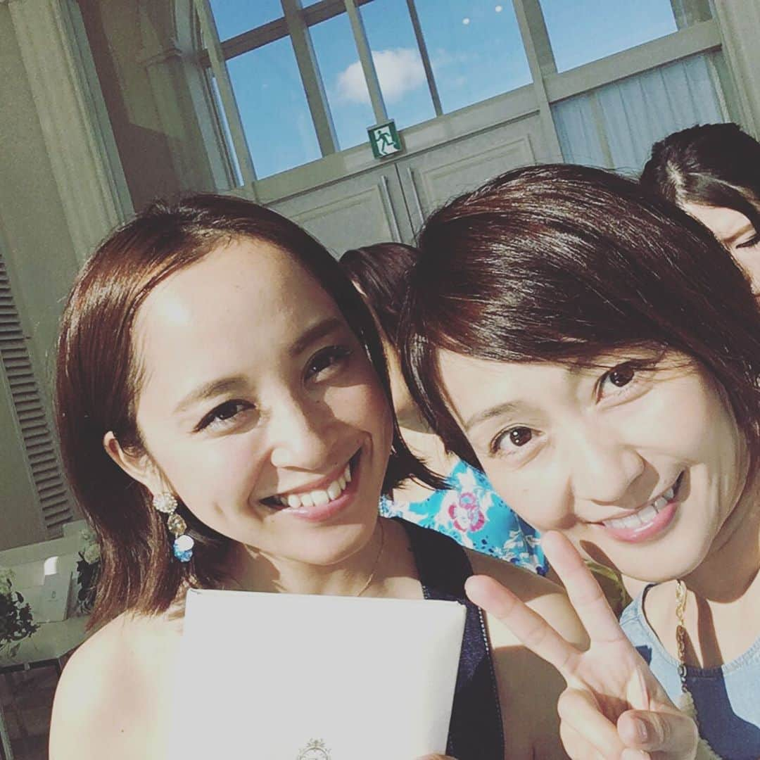 武田訓佳さんのインスタグラム写真 - (武田訓佳Instagram)「彼といる時の彼女は 嬉しそうで 幸せそうで やわらかで あったかい。 ・ あだちさんと一緒に、 お祝いに行ってきました🥰 みてるこっちがにやけちゃう ほっこりした時間だった❤️ ・ ・ でも、さ、 お天気、良すぎて、さ、 挙式中ずっと 眉間にシワ寄ってた私たち🤫💦 ・ と思いきや ・ しまいめには新婦の はい、誓います までしかめっ面やった🙊🌺 (エンドロールで会場爆笑) ・ ・ ・ おめでとう。 ・ お互いを大切に 尊敬しあえる 素敵な二人。 ・ この瞬間に立ち会えて幸せ。 ・ ・ #shinyuu_wd #結婚式 #wedding #party #👗 #💍 #たけだのドレス #studios #casafline #ビスチェ #デニム #ワンピース #ootd」7月2日 1時32分 - kunika0117