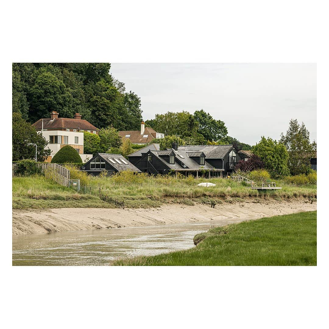 The Modern Houseさんのインスタグラム写真 - (The Modern HouseInstagram)「#forsale escape to the East Sussex coast with this riverside retreat in Rye. Click the link in our bio for the sales particulars.」7月2日 1時32分 - themodernhouse