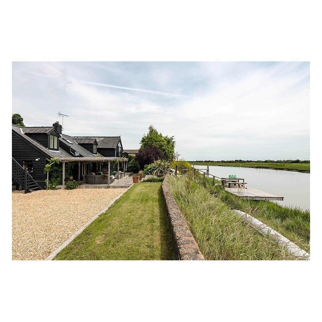 The Modern Houseさんのインスタグラム写真 - (The Modern HouseInstagram)「#forsale escape to the East Sussex coast with this riverside retreat in Rye. Click the link in our bio for the sales particulars.」7月2日 1時32分 - themodernhouse